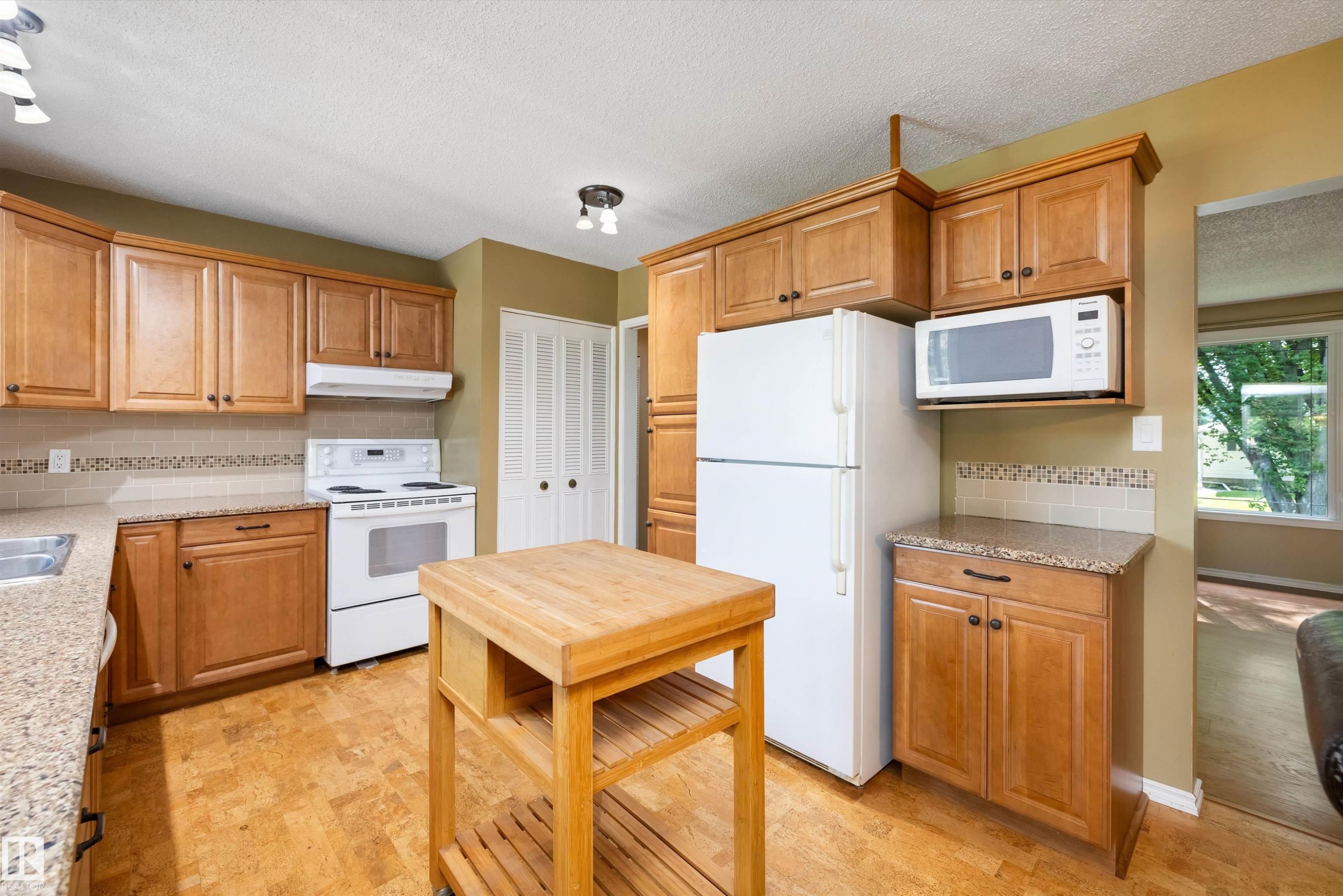 56 Flagstone Crescent, St. Albert, AB - Indoor Photo Showing Kitchen With Double Sink