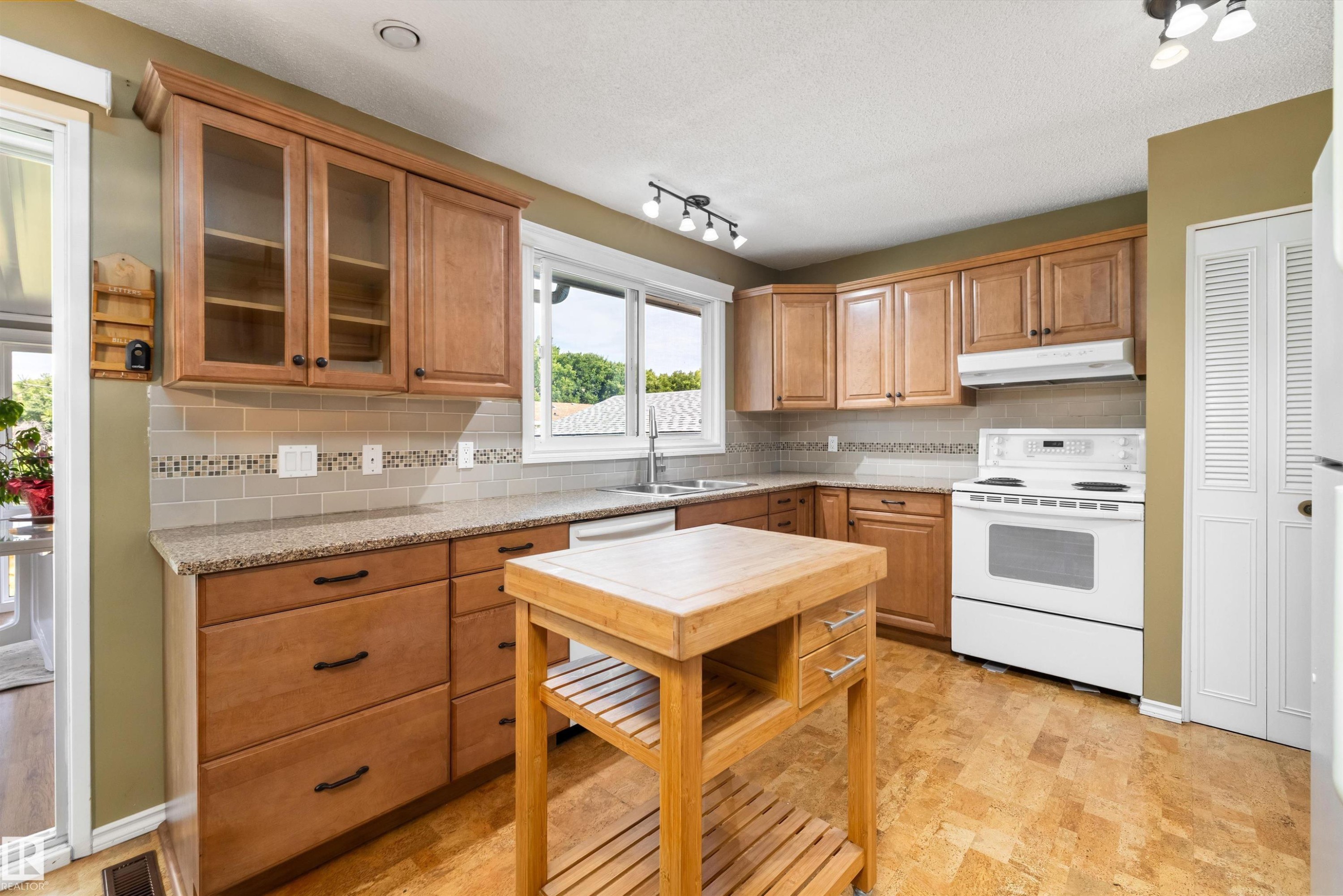 56 Flagstone Crescent, St. Albert, AB - Indoor Photo Showing Kitchen With Double Sink