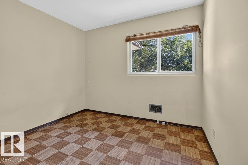 11852 55 Street Nw, Edmonton, AB - Indoor Photo Showing Other Room