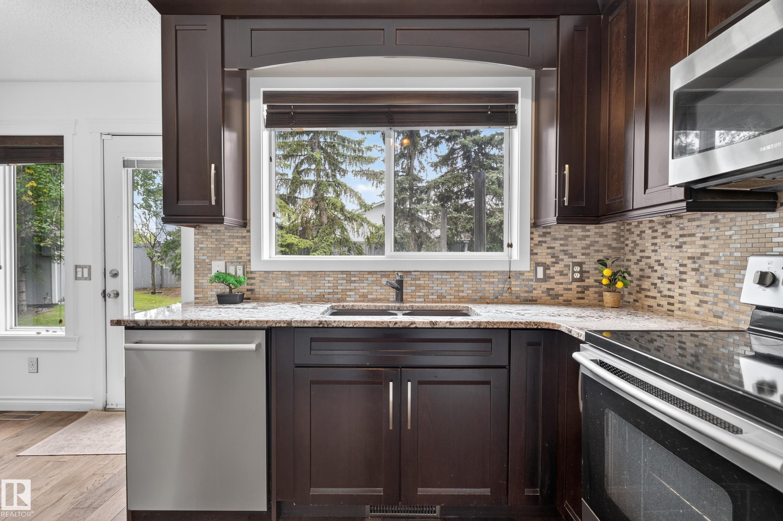 12724 148 Avenue Nw, Edmonton, AB - Indoor Photo Showing Kitchen With Double Sink With Upgraded Kitchen