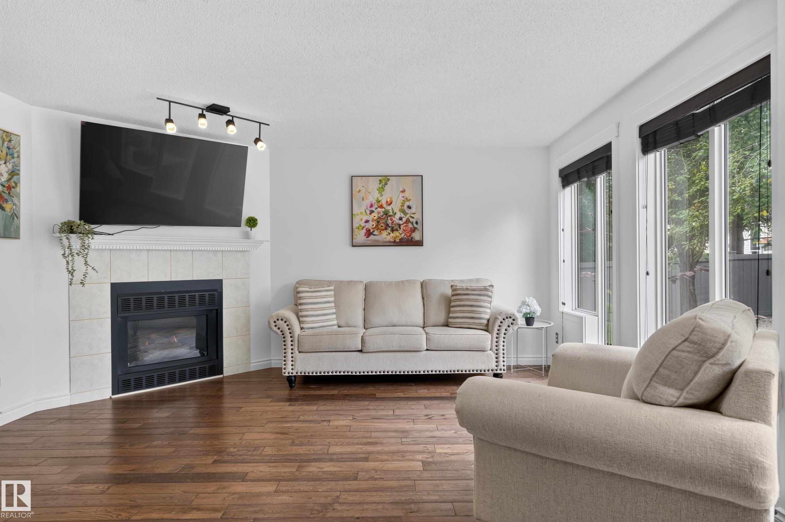 12724 148 Avenue Nw, Edmonton, AB - Indoor Photo Showing Living Room With Fireplace