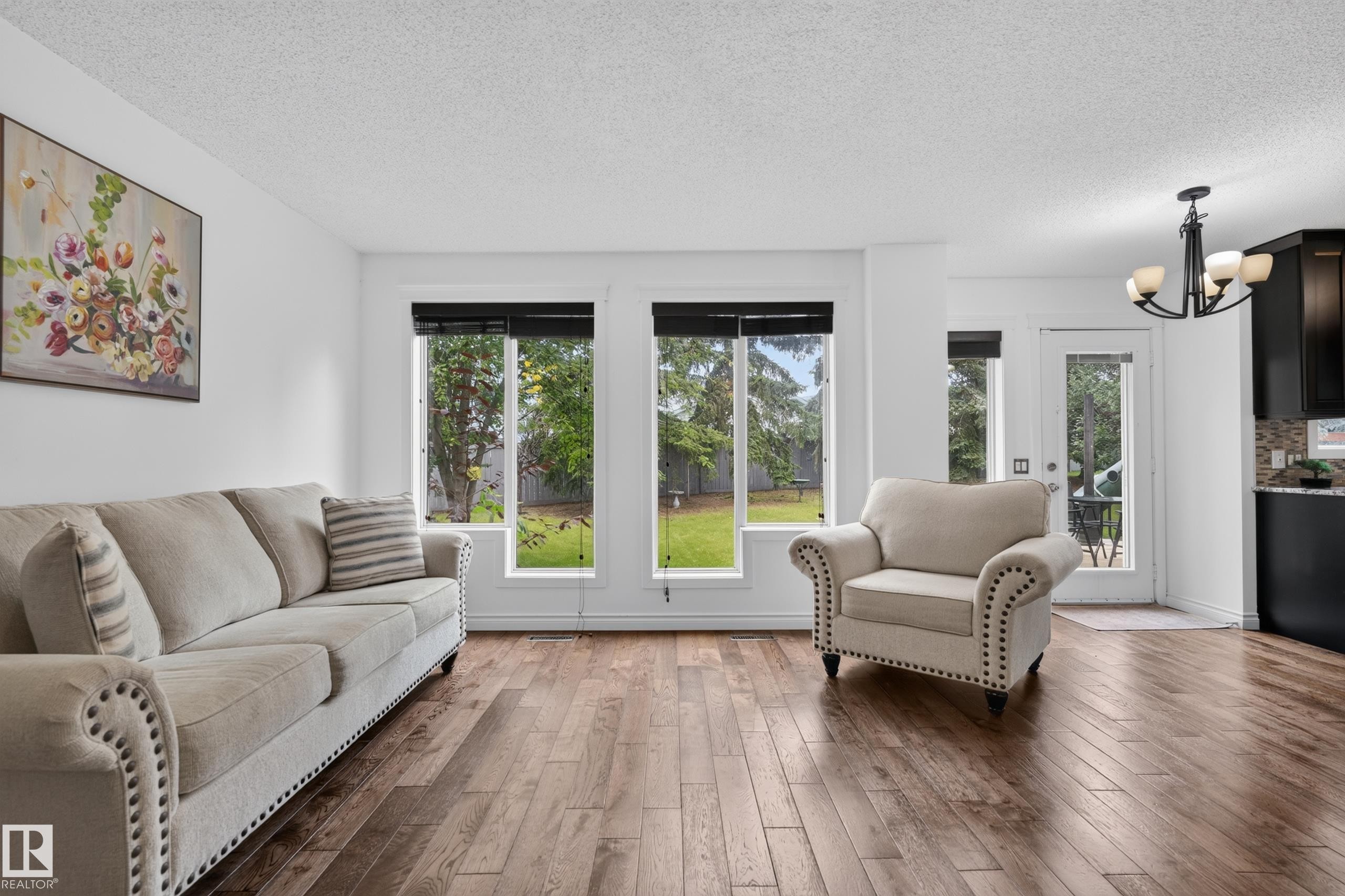 12724 148 Avenue Nw, Edmonton, AB - Indoor Photo Showing Living Room