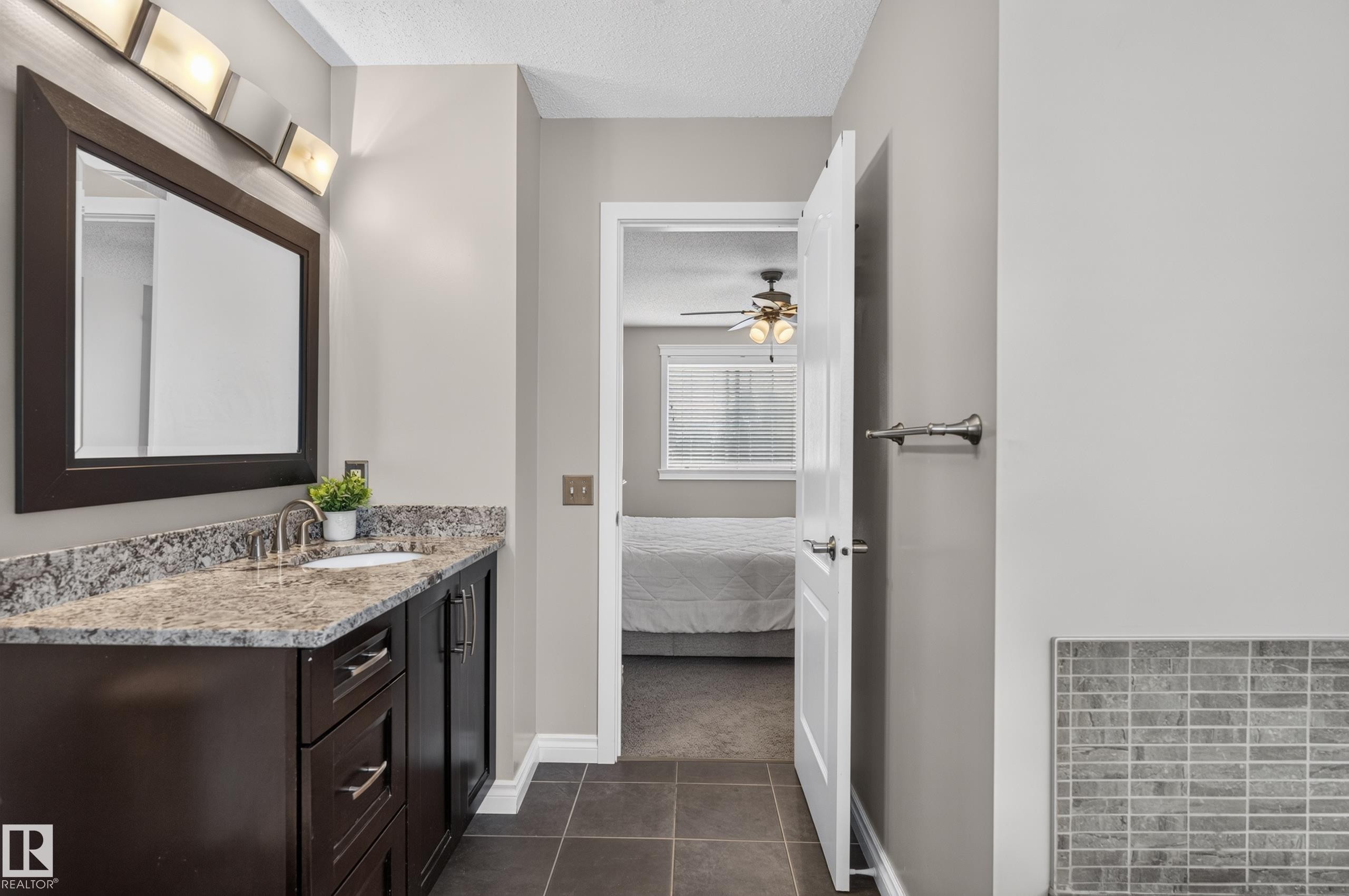12724 148 Avenue Nw, Edmonton, AB - Indoor Photo Showing Bathroom