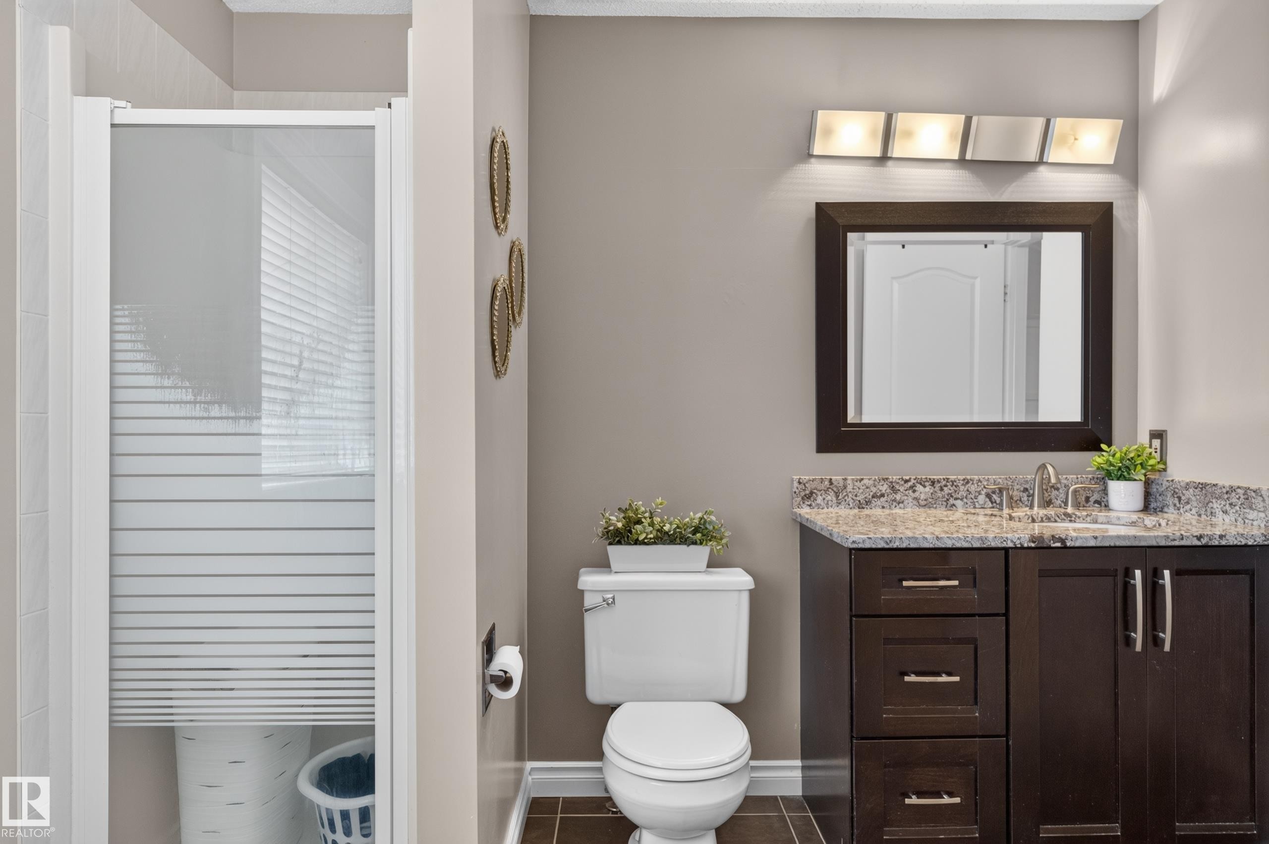 12724 148 Avenue Nw, Edmonton, AB - Indoor Photo Showing Bathroom