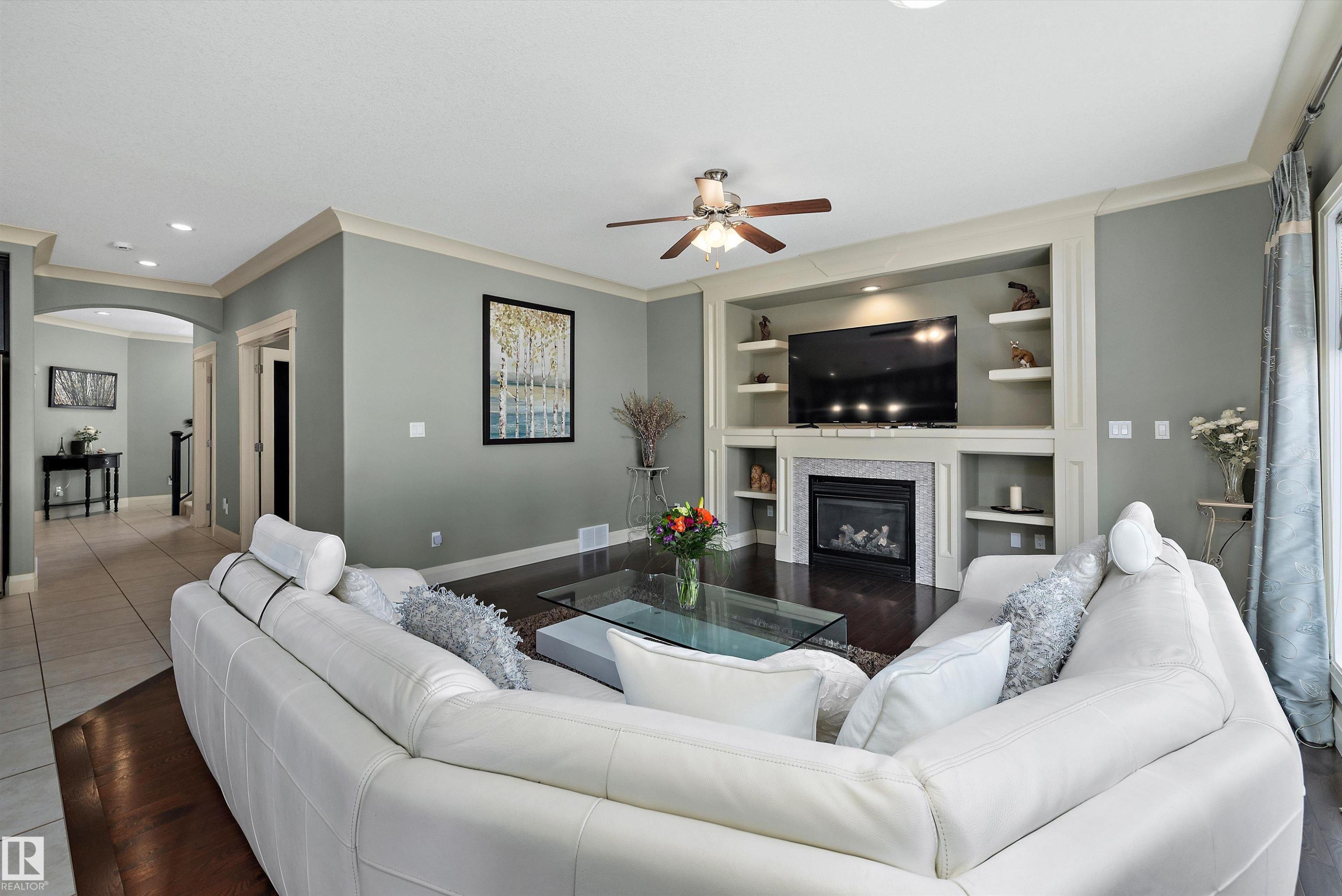 13504 163 Avenue Nw, Edmonton, AB - Indoor Photo Showing Living Room With Fireplace