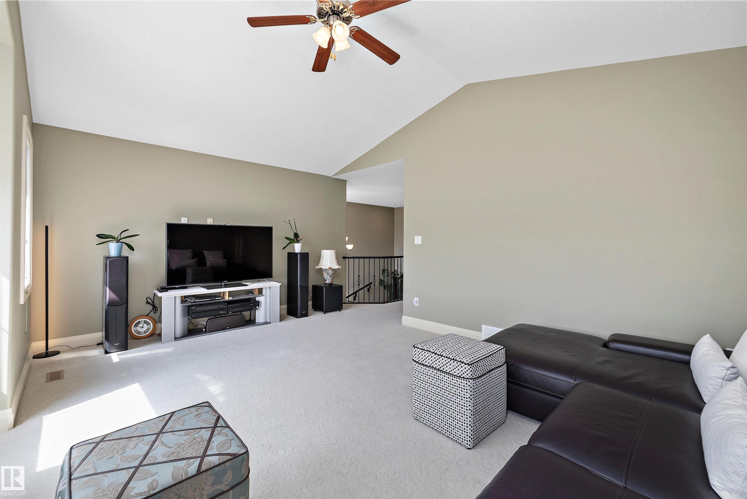 13504 163 Avenue Nw, Edmonton, AB - Indoor Photo Showing Living Room