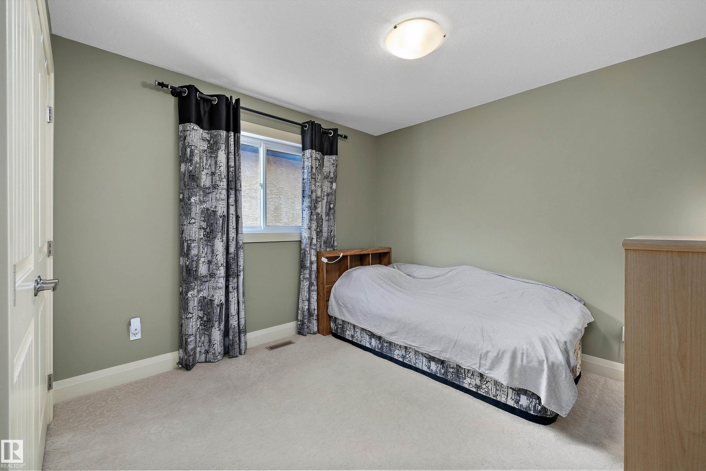 13504 163 Avenue Nw, Edmonton, AB - Indoor Photo Showing Bedroom