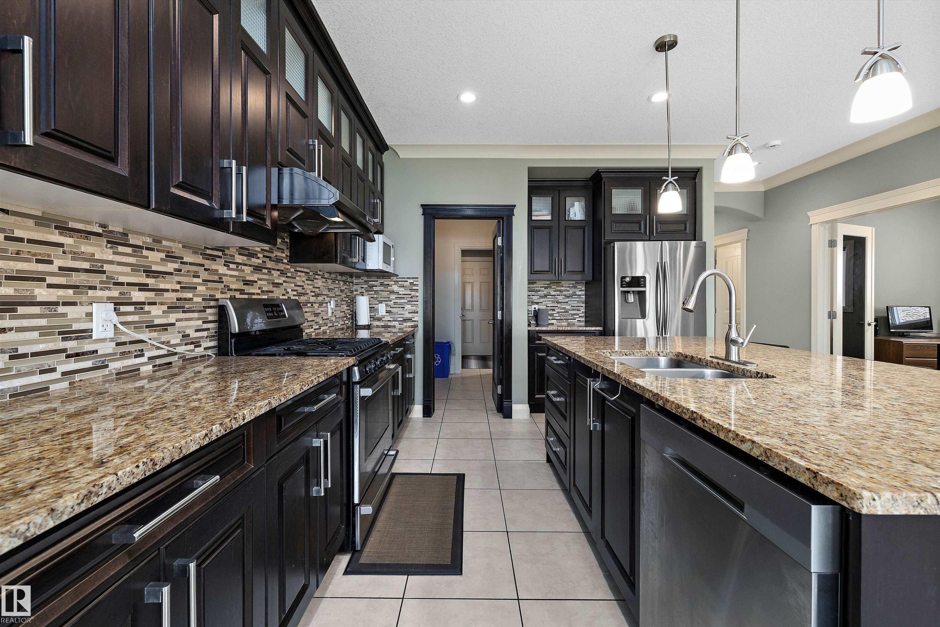 13504 163 Avenue Nw, Edmonton, AB - Indoor Photo Showing Kitchen With Double Sink With Upgraded Kitchen