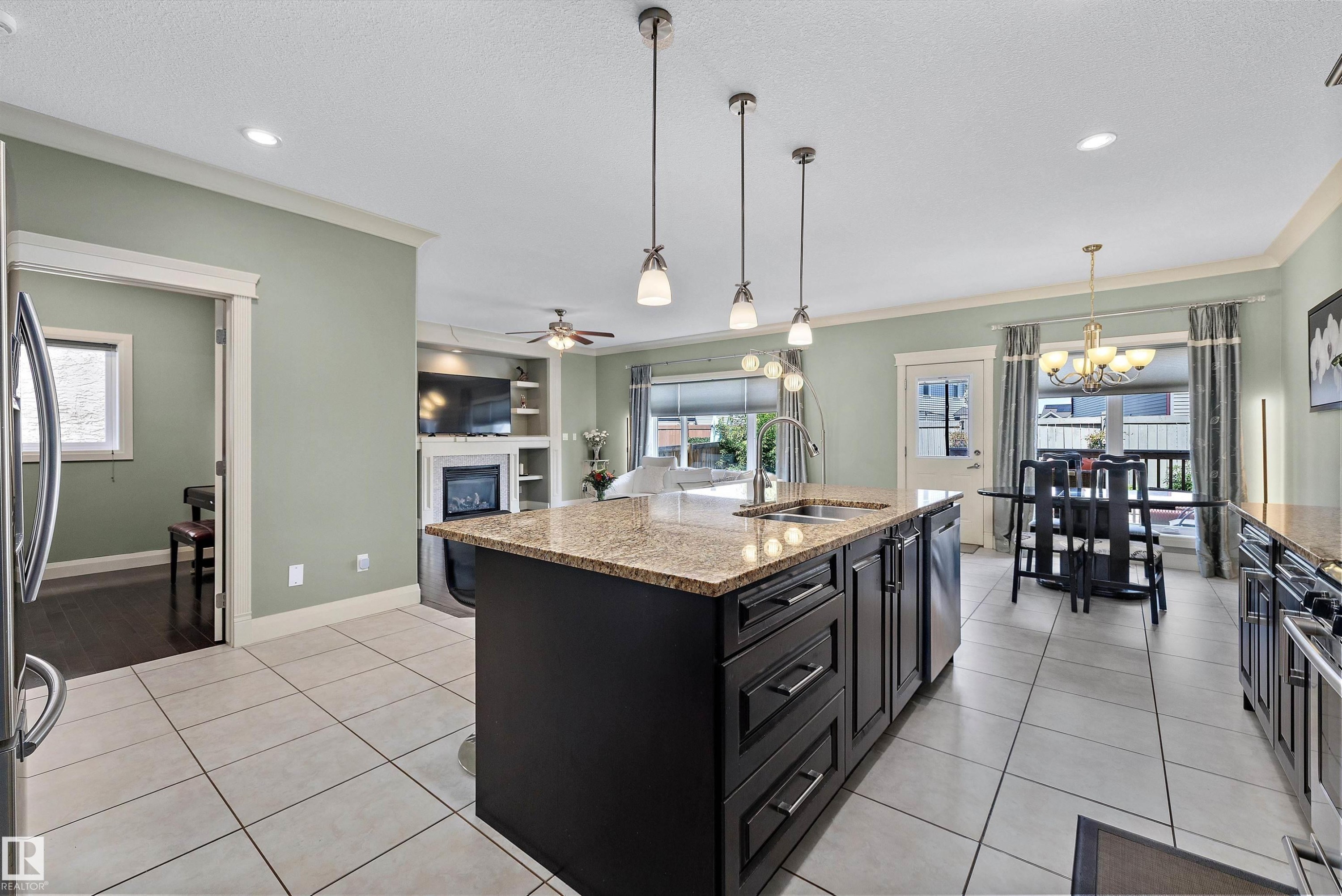13504 163 Avenue Nw, Edmonton, AB - Indoor Photo Showing Kitchen With Double Sink With Upgraded Kitchen