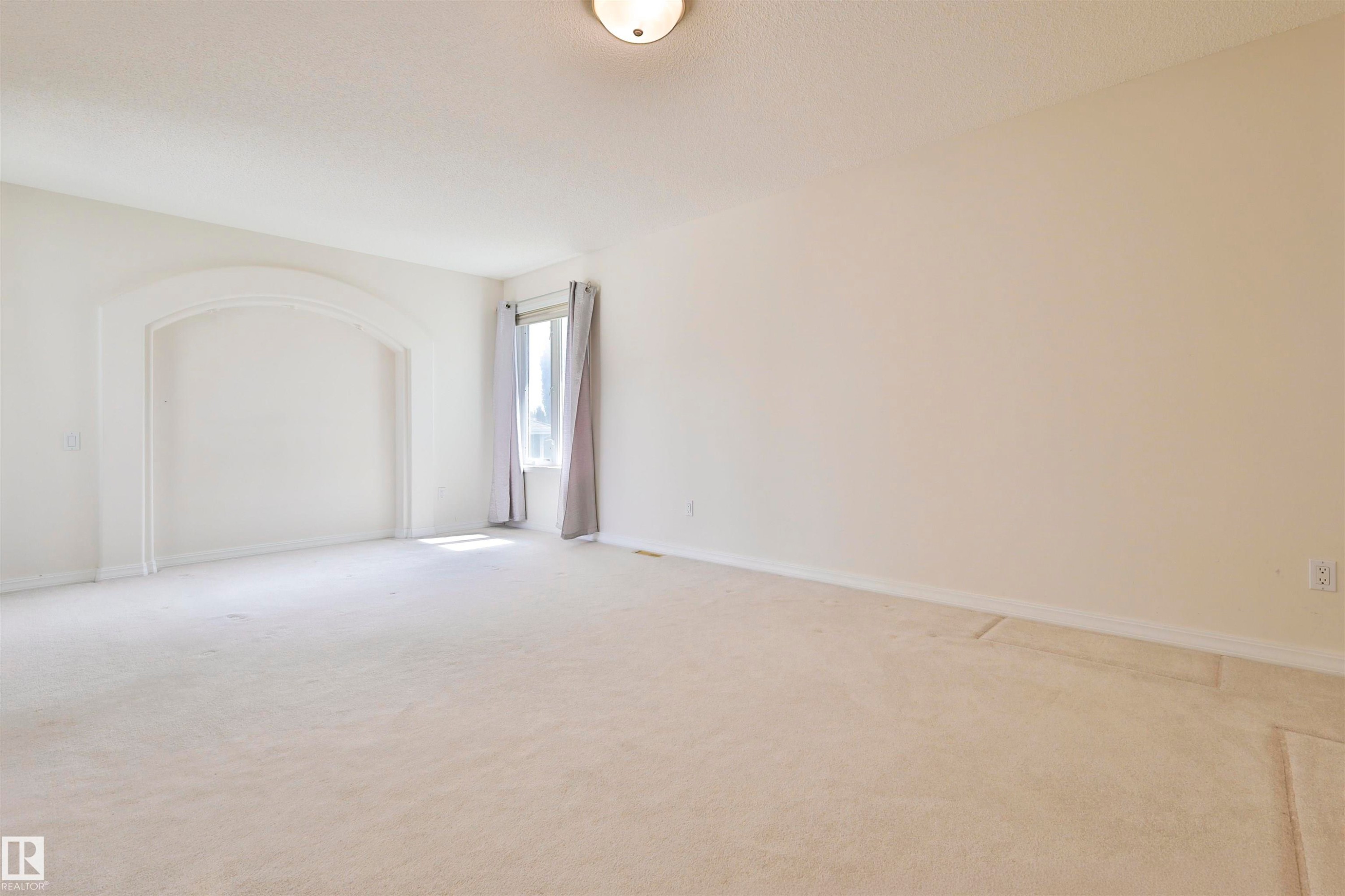 Arched wall niche and recessed window with drapes - 237 Darlington Crescent Nw, Edmonton, AB - Indoor Photo Showing Other Room