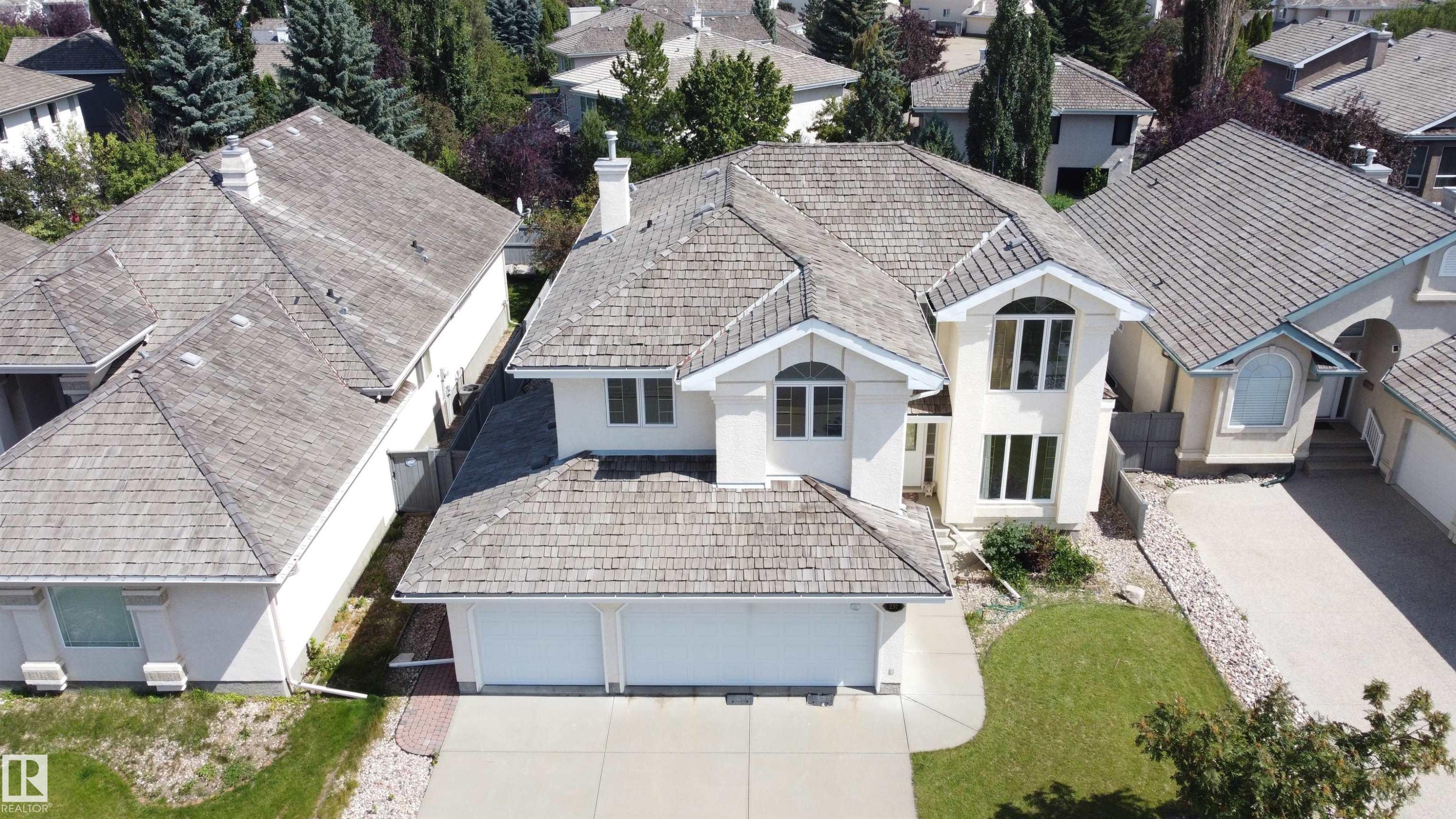 Light-toned stucco exterior with a multi-level roofline - 237 Darlington Crescent Nw, Edmonton, AB - Outdoor With Facade