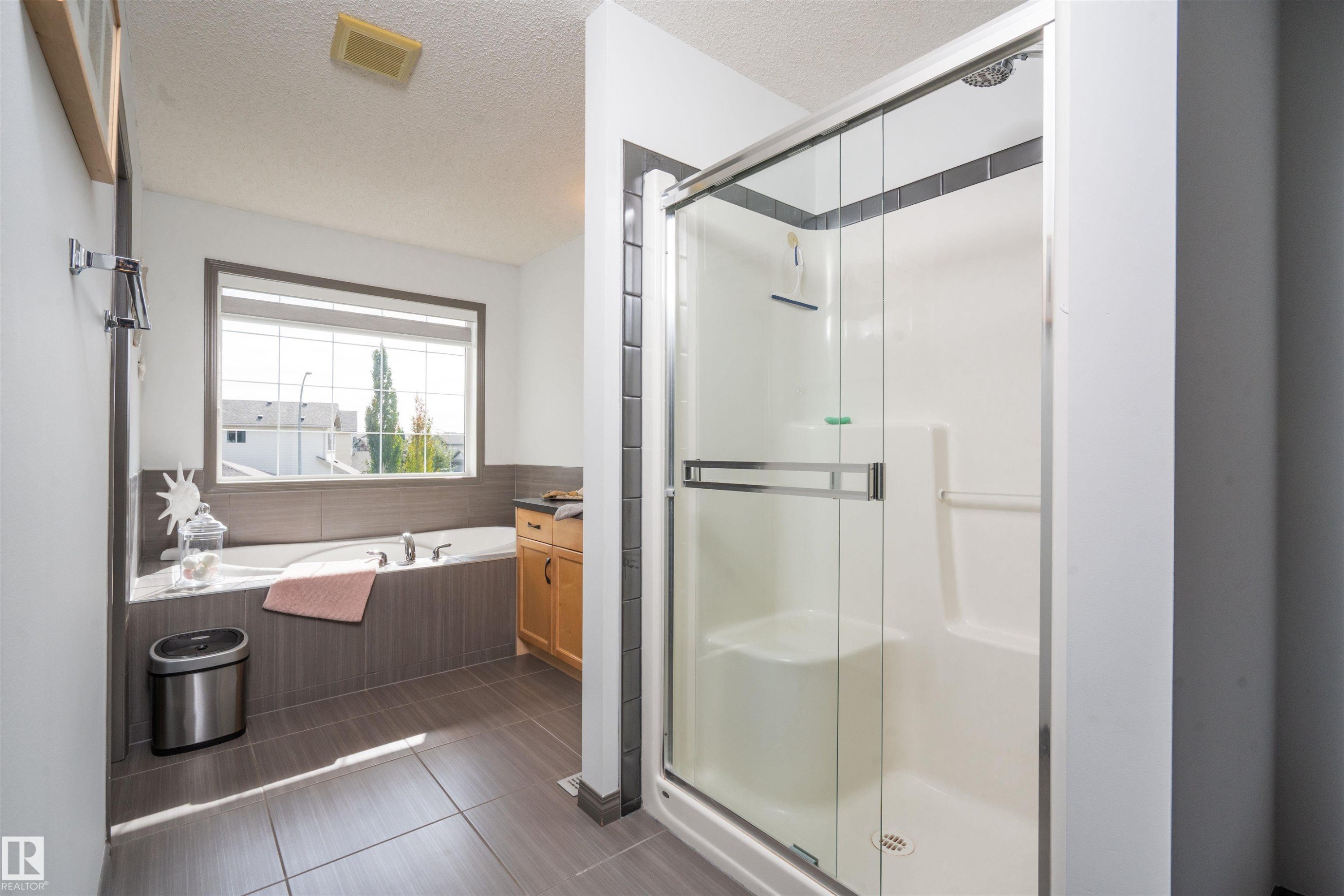 16820 57 Street Nw, Edmonton, AB - Indoor Photo Showing Bathroom
