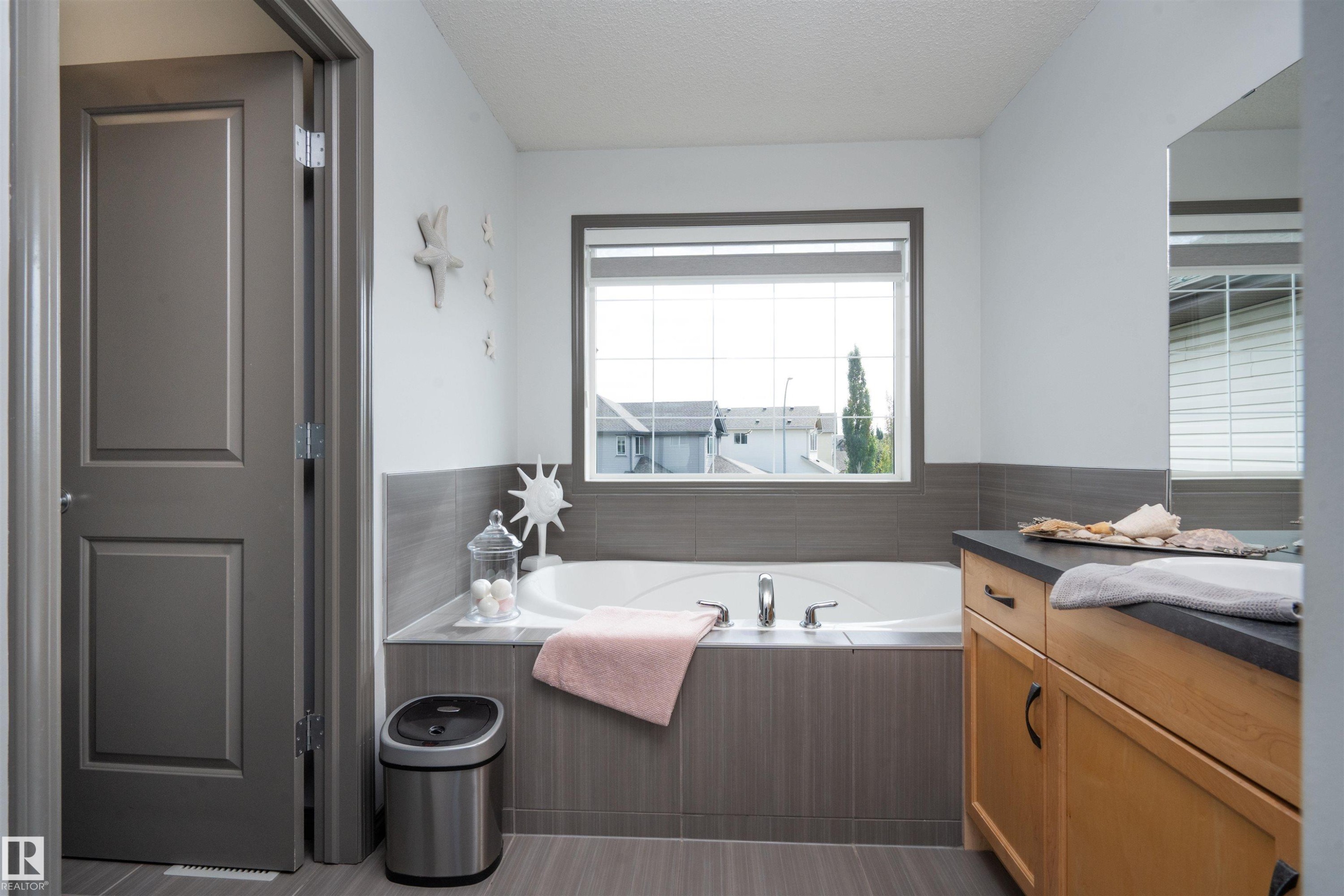 16820 57 Street Nw, Edmonton, AB - Indoor Photo Showing Bathroom