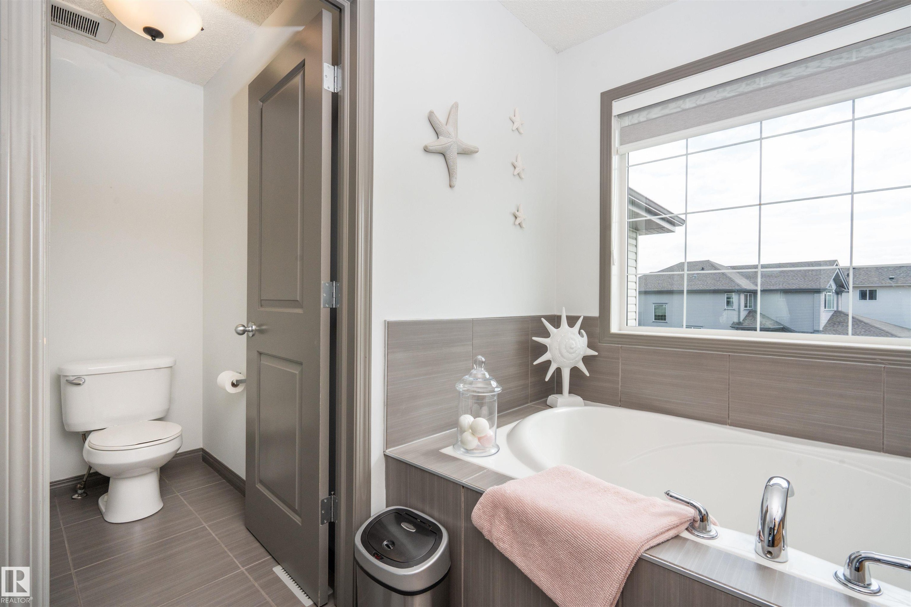 16820 57 Street Nw, Edmonton, AB - Indoor Photo Showing Bathroom