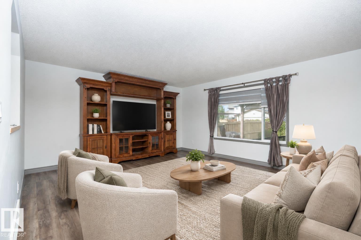 16820 57 Street Nw, Edmonton, AB - Indoor Photo Showing Living Room