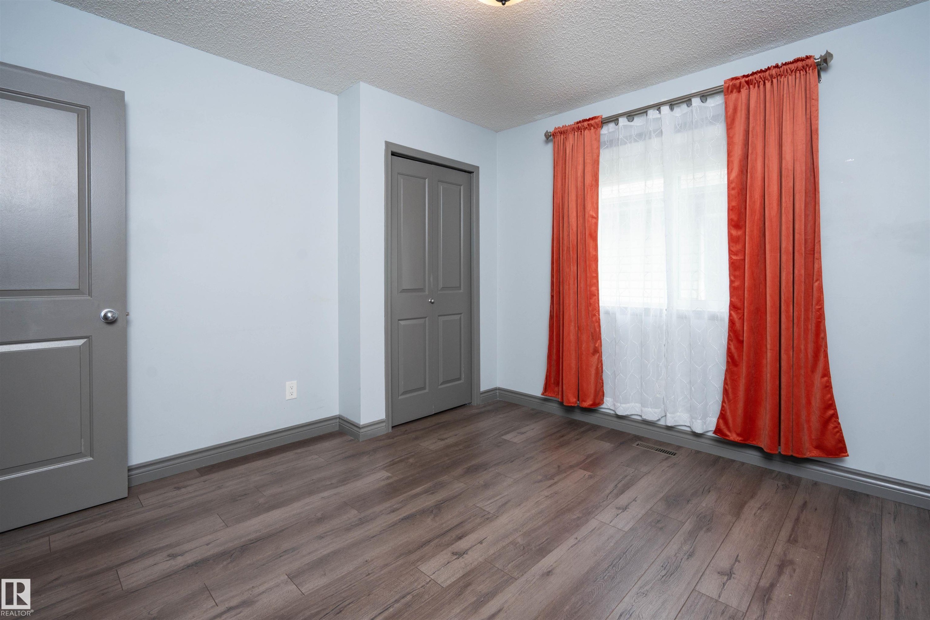 16820 57 Street Nw, Edmonton, AB - Indoor Photo Showing Other Room