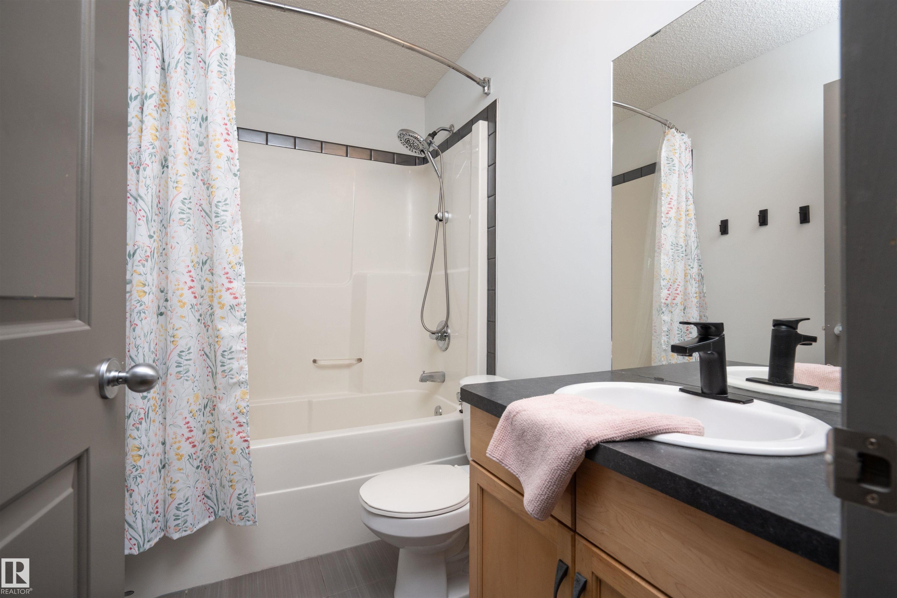 16820 57 Street Nw, Edmonton, AB - Indoor Photo Showing Bathroom