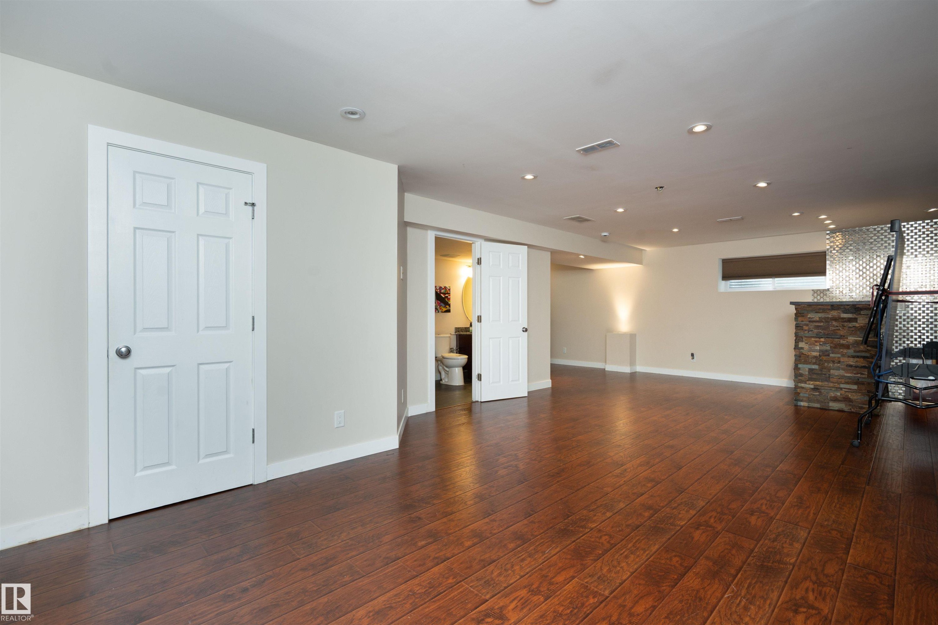 16820 57 Street Nw, Edmonton, AB - Indoor