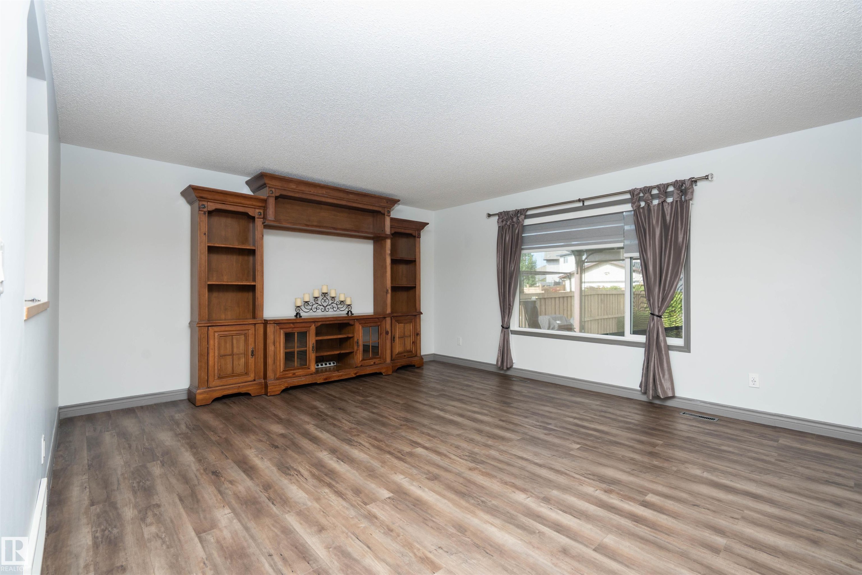 16820 57 Street Nw, Edmonton, AB - Indoor