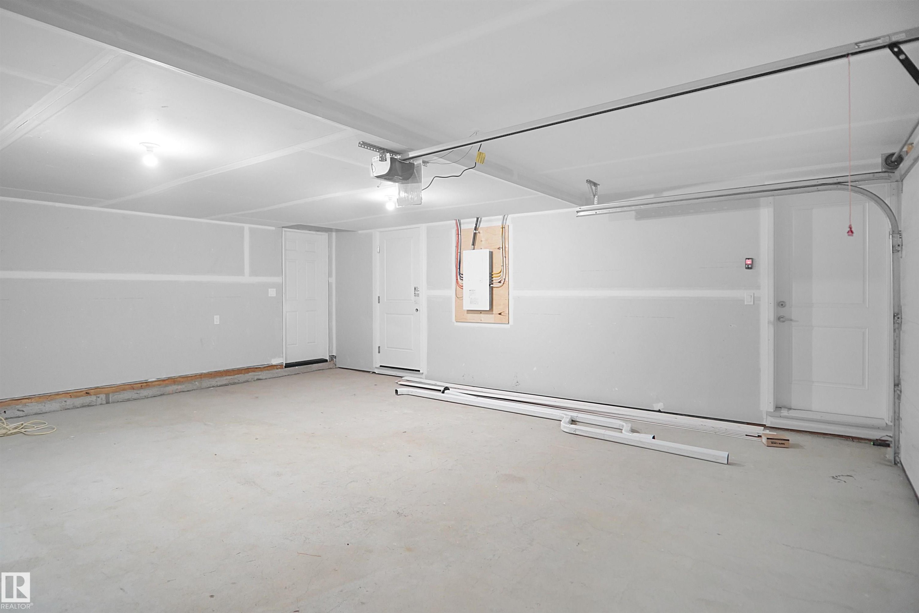#71 17319 5 St Ne, Edmonton, AB - Indoor Photo Showing Garage
