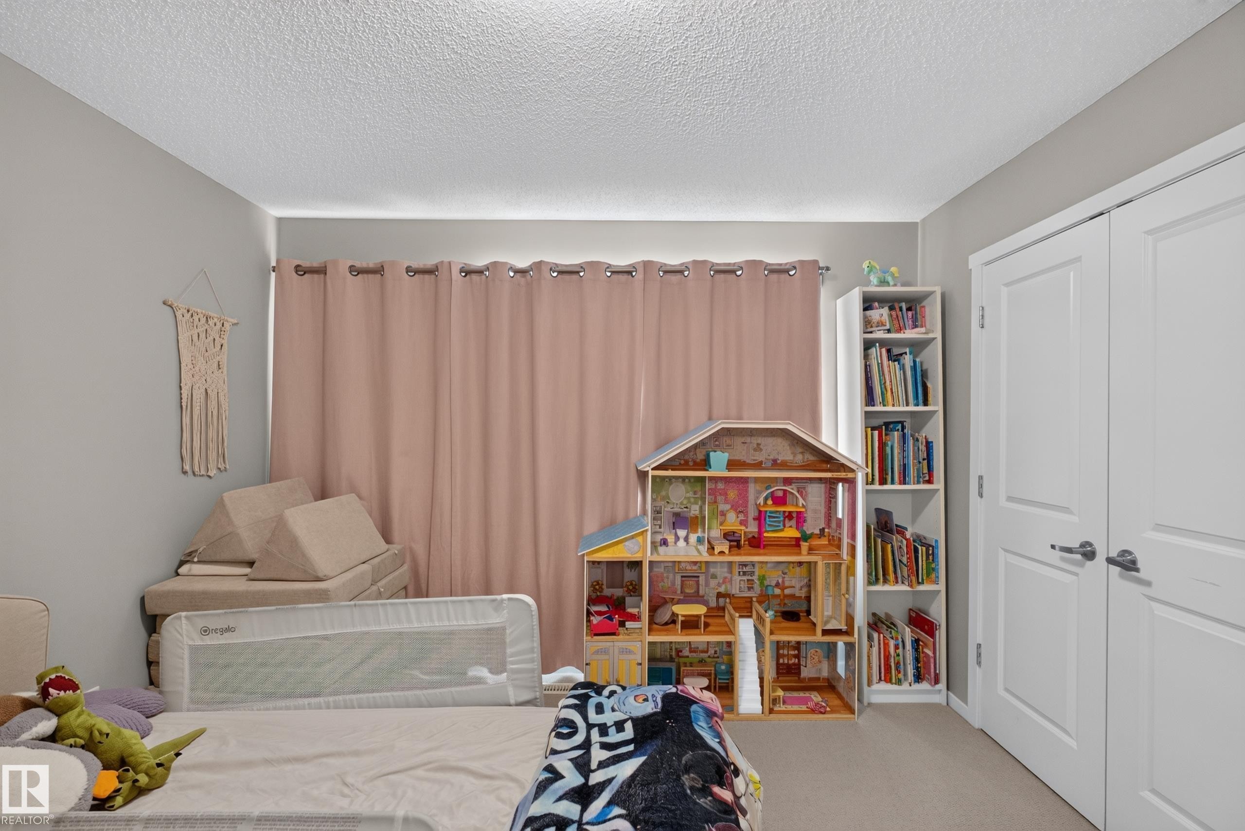 Neutral wall paint, ceiling texture, and carpeted flooring - #53 603 Watt Bv Sw, Edmonton, AB - Indoor