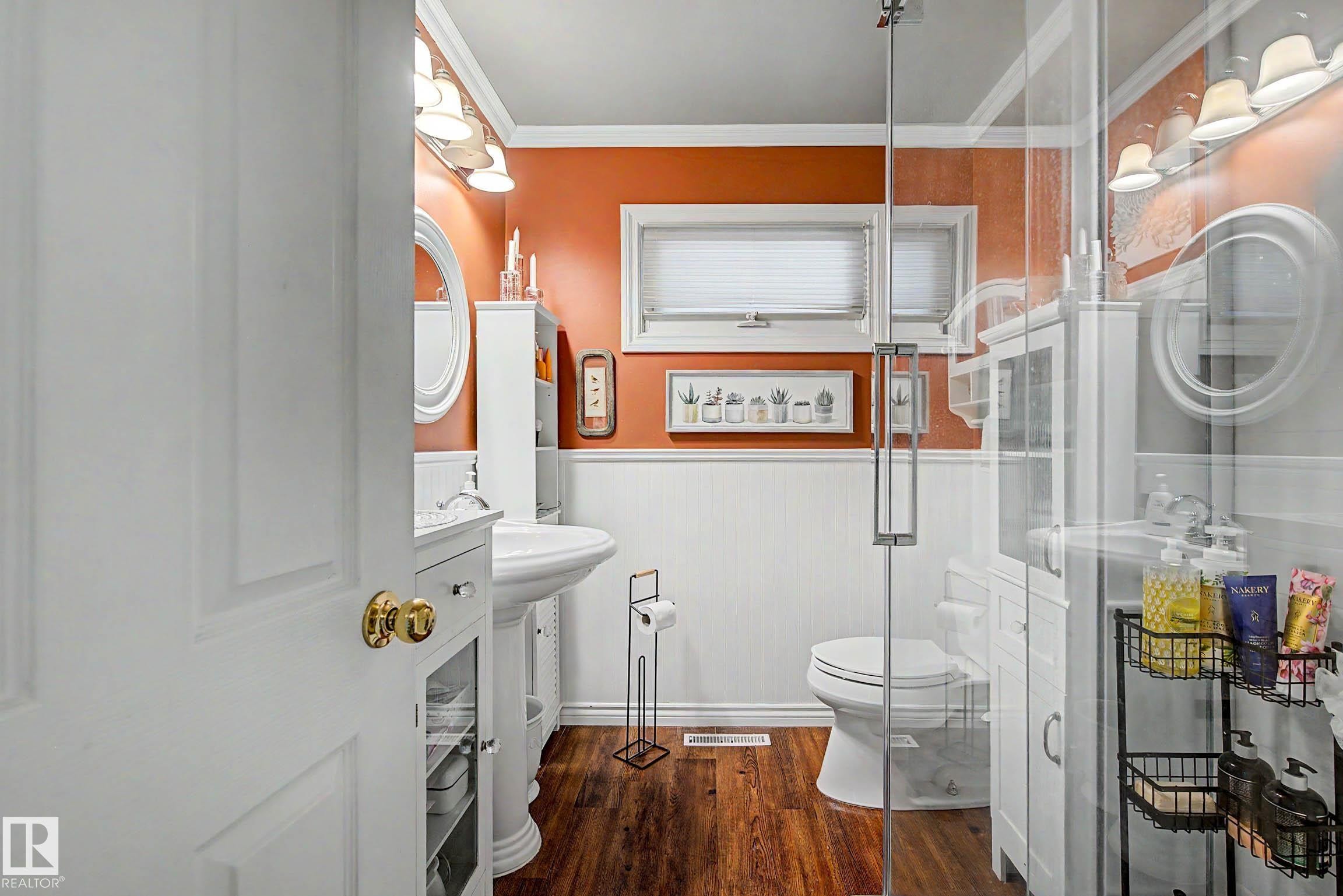 10715 50 Street Nw, Edmonton, AB - Indoor Photo Showing Bathroom