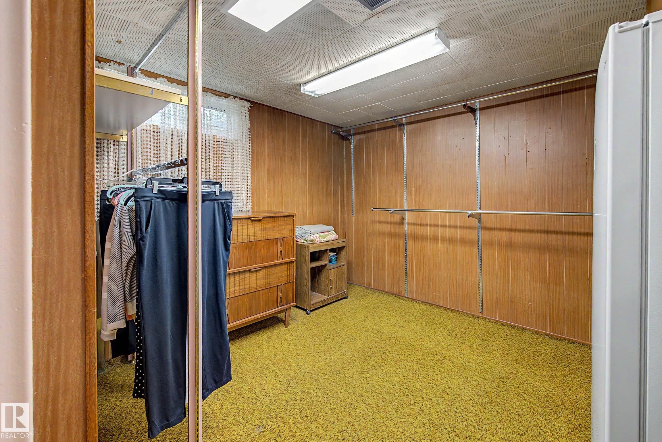 10715 50 Street Nw, Edmonton, AB - Indoor