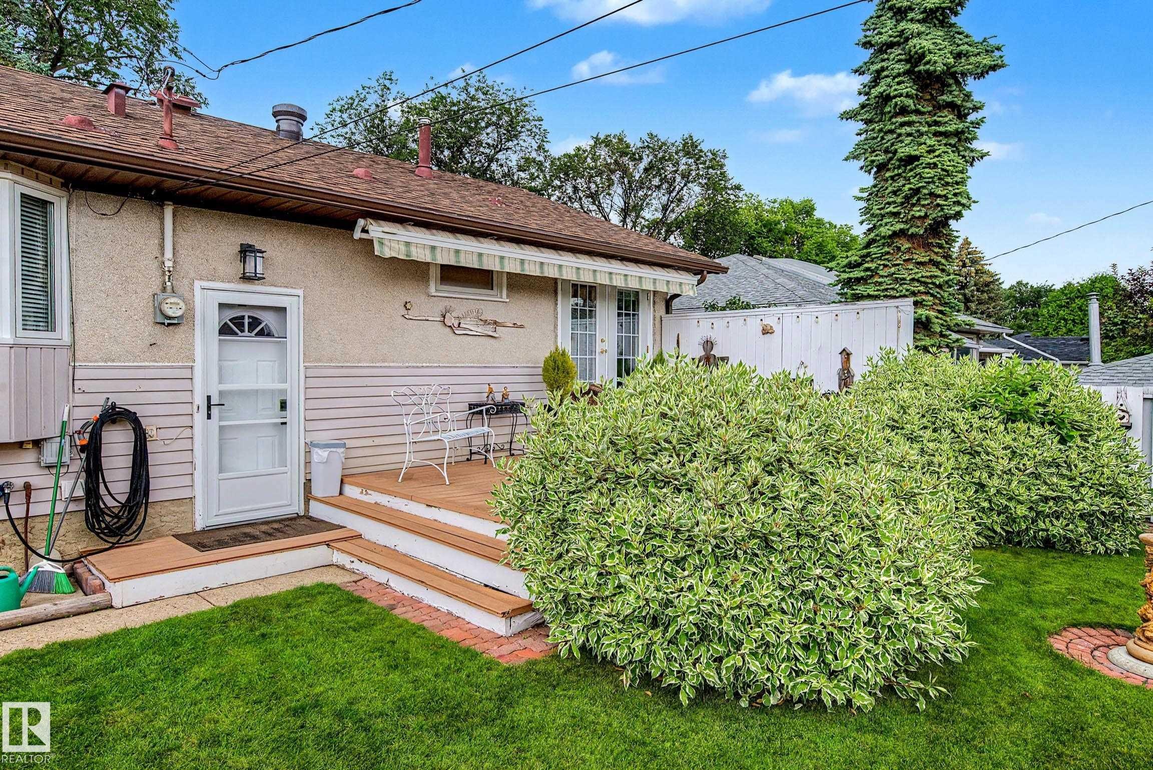 10715 50 Street Nw, Edmonton, AB - Outdoor