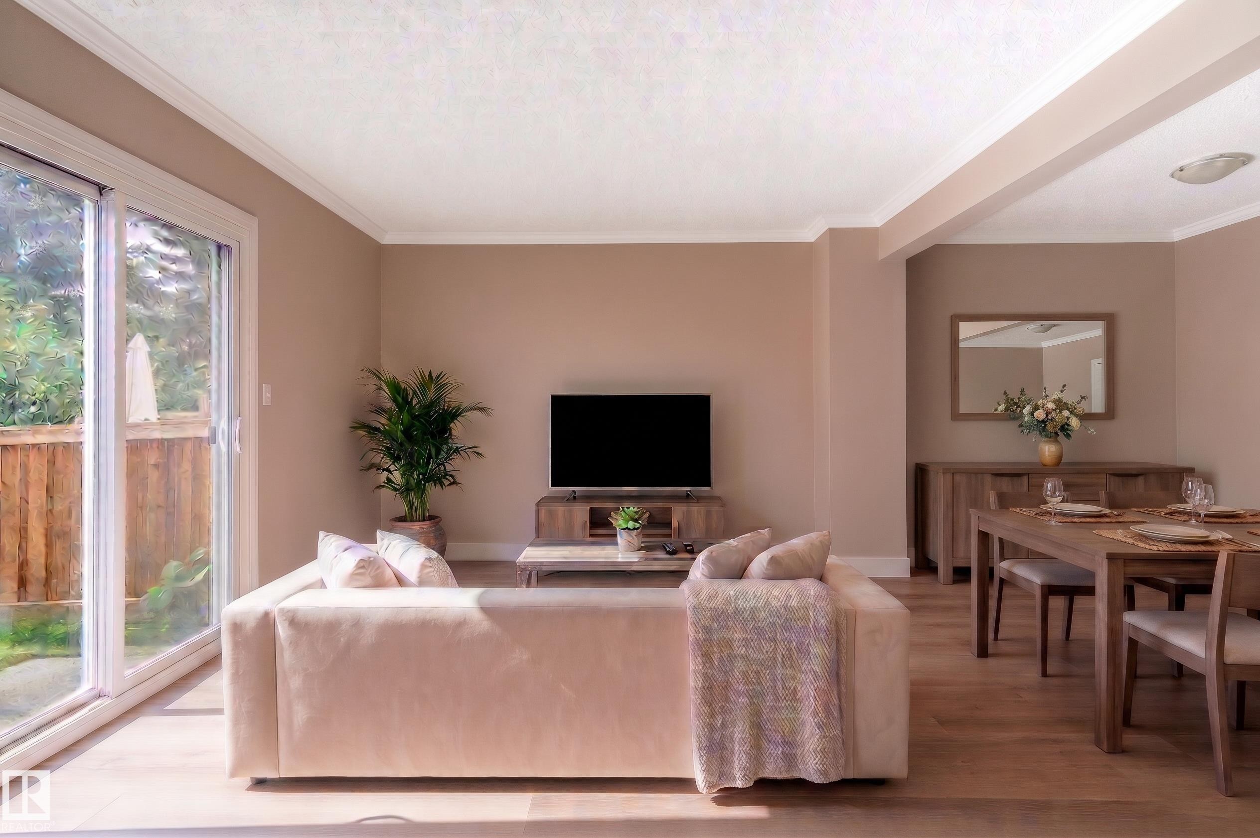 #34 14511 52 St Nw, Edmonton, AB - Indoor Photo Showing Living Room
