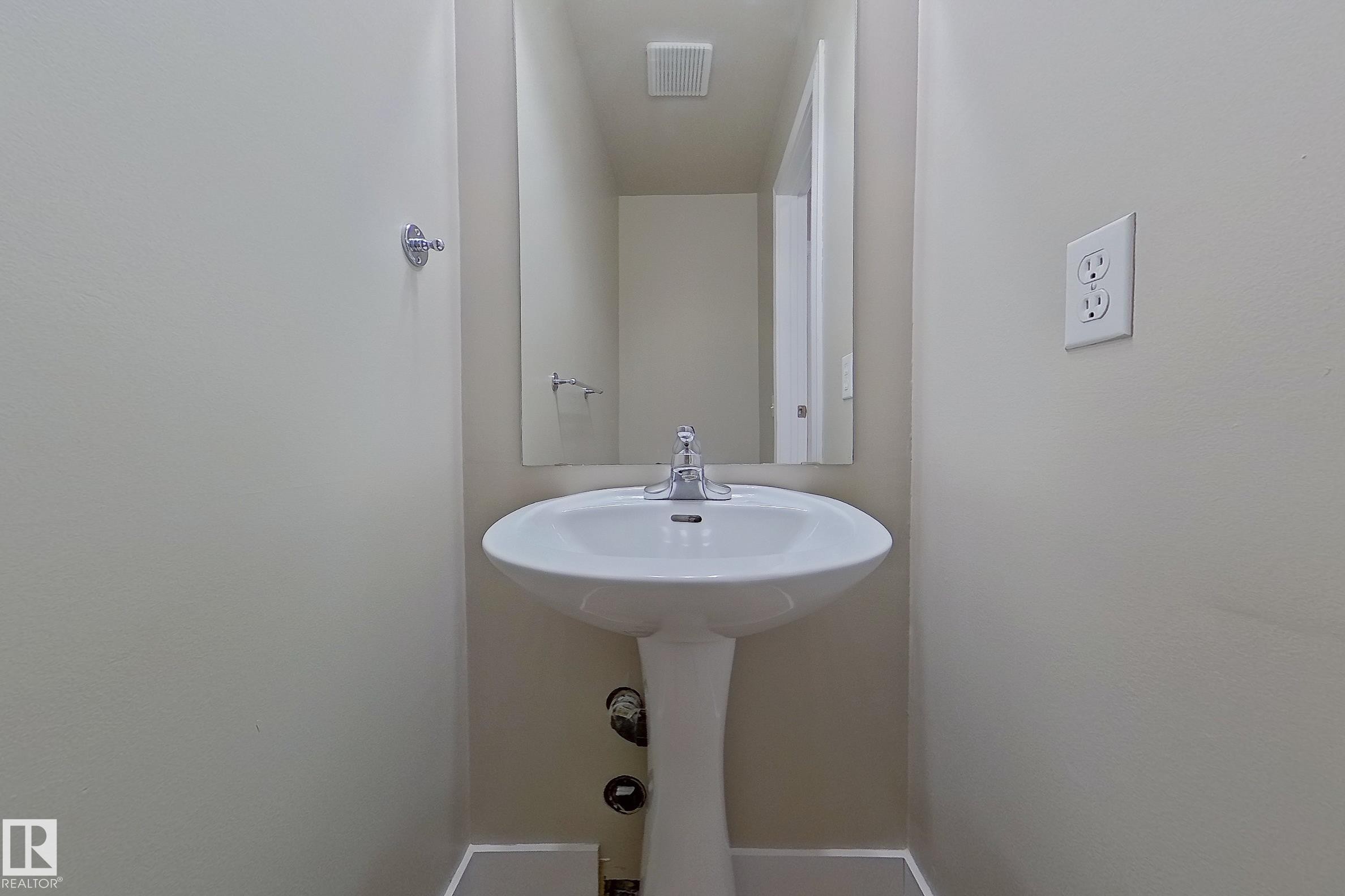 #34 14511 52 St Nw, Edmonton, AB - Indoor Photo Showing Bathroom