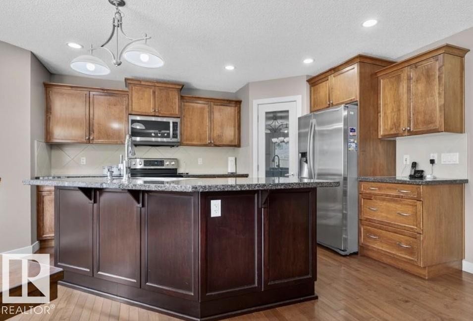 6811 19 Avenue Sw, Edmonton, AB - Indoor Photo Showing Kitchen