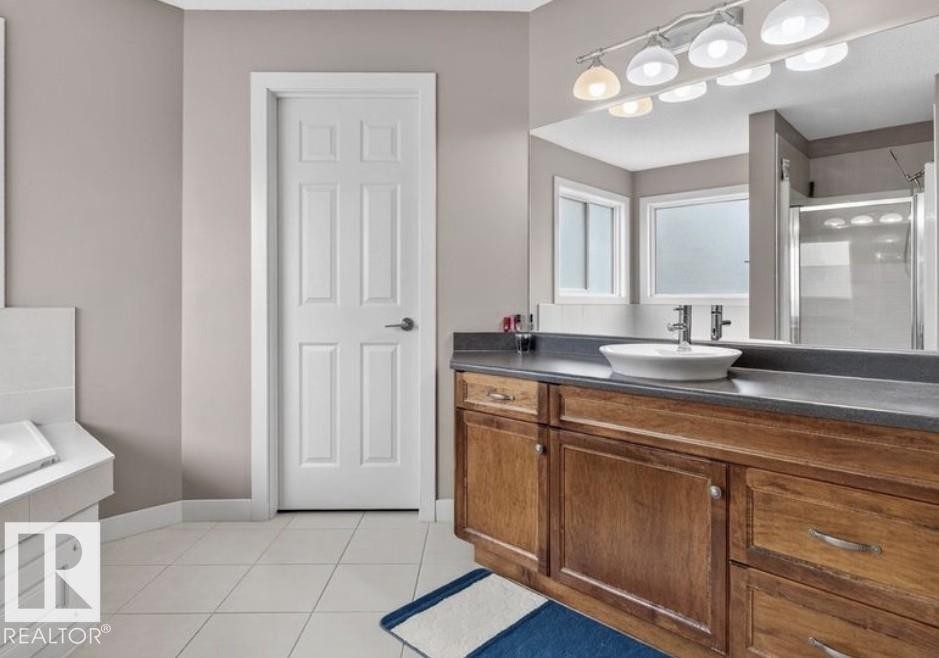 6811 19 Avenue Sw, Edmonton, AB - Indoor Photo Showing Bathroom