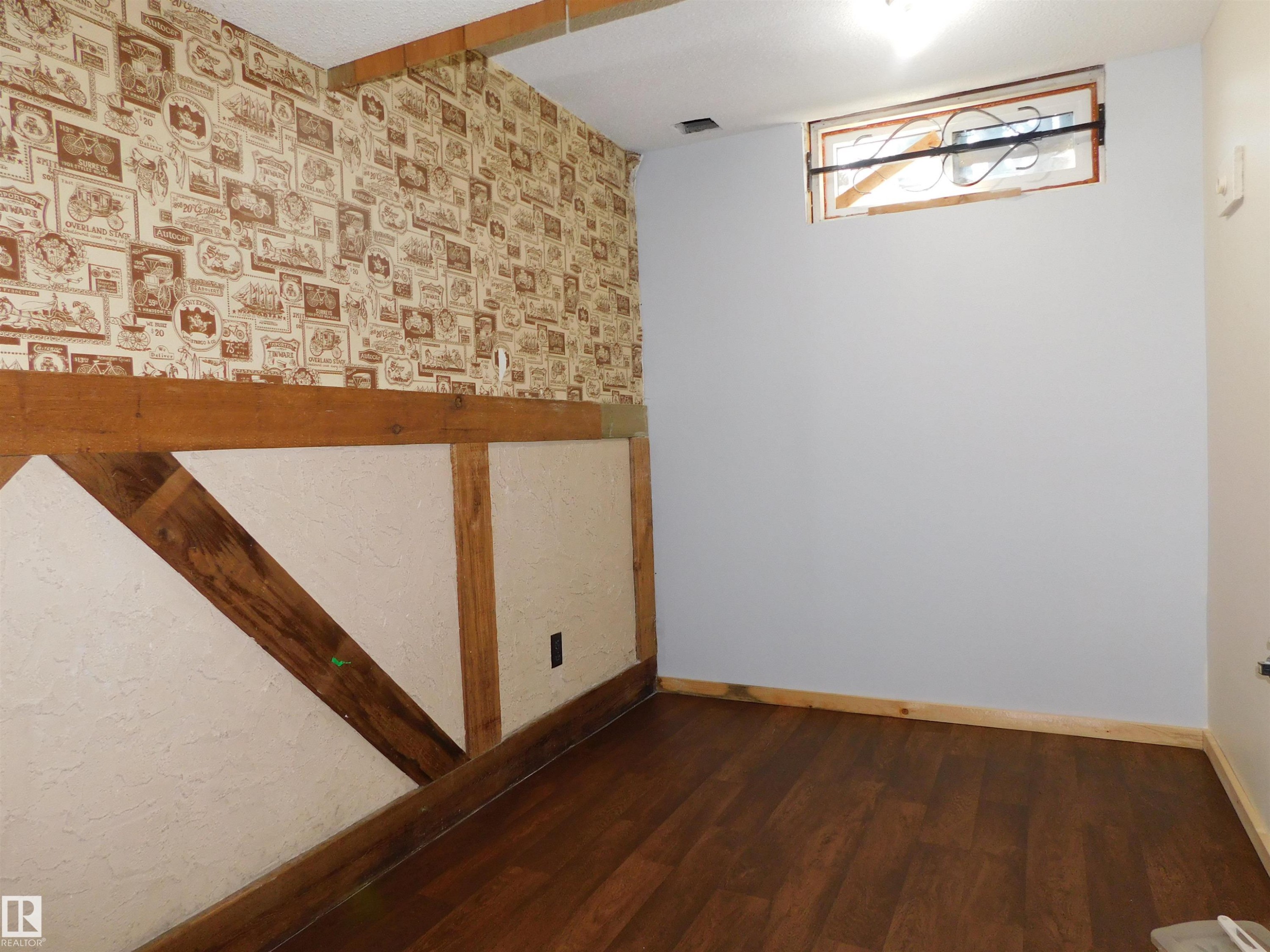 213 Habitat Crescent Nw, Edmonton, AB - Indoor Photo Showing Other Room