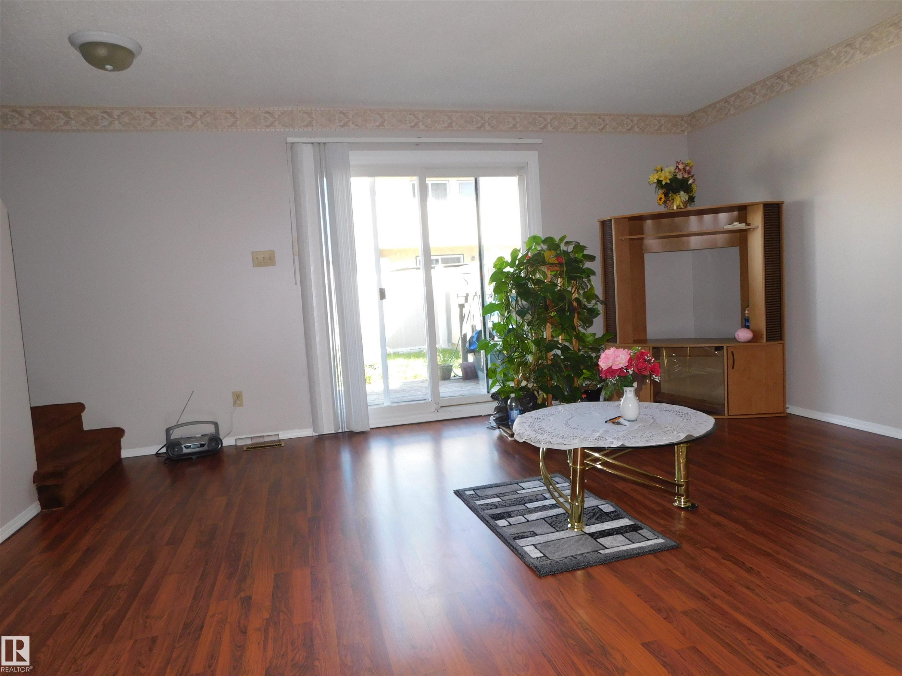 213 Habitat Crescent Nw, Edmonton, AB - Indoor Photo Showing Living Room