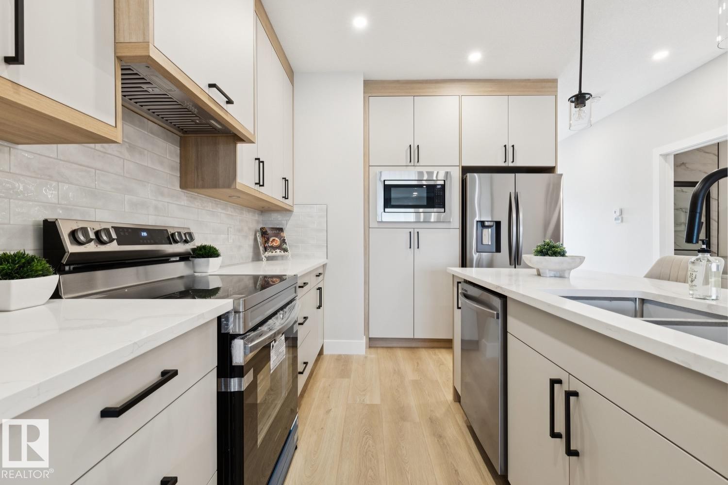 490 Robinson Boulevard, Leduc, AB - Indoor Photo Showing Kitchen With Stainless Steel Kitchen With Upgraded Kitchen
