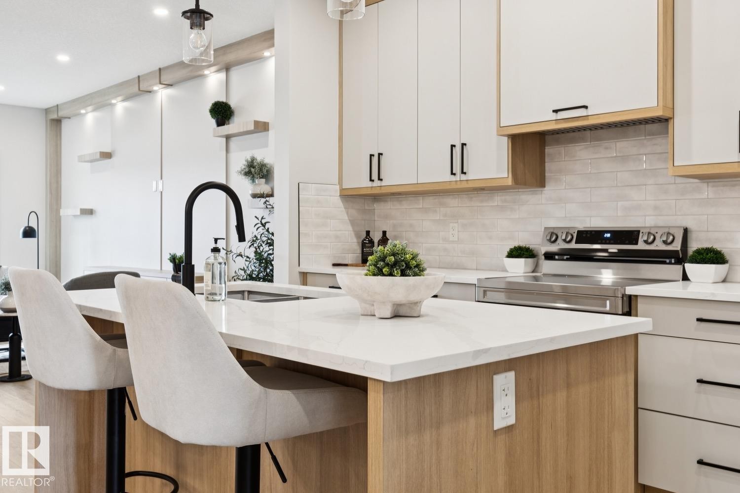 490 Robinson Boulevard, Leduc, AB - Indoor Photo Showing Kitchen With Upgraded Kitchen