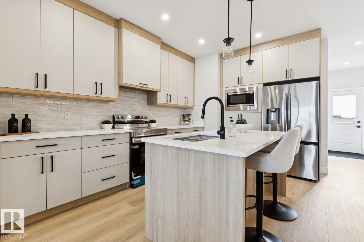 490 Robinson Boulevard, Leduc, AB - Indoor Photo Showing Kitchen With Stainless Steel Kitchen With Upgraded Kitchen