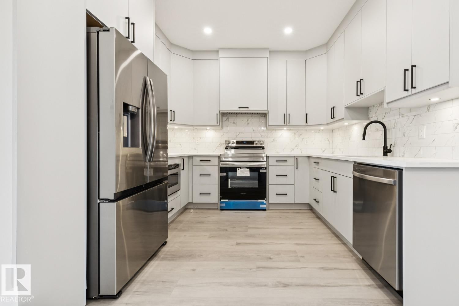492 Robinson Boulevard, Leduc, AB - Indoor Photo Showing Kitchen With Stainless Steel Kitchen With Upgraded Kitchen