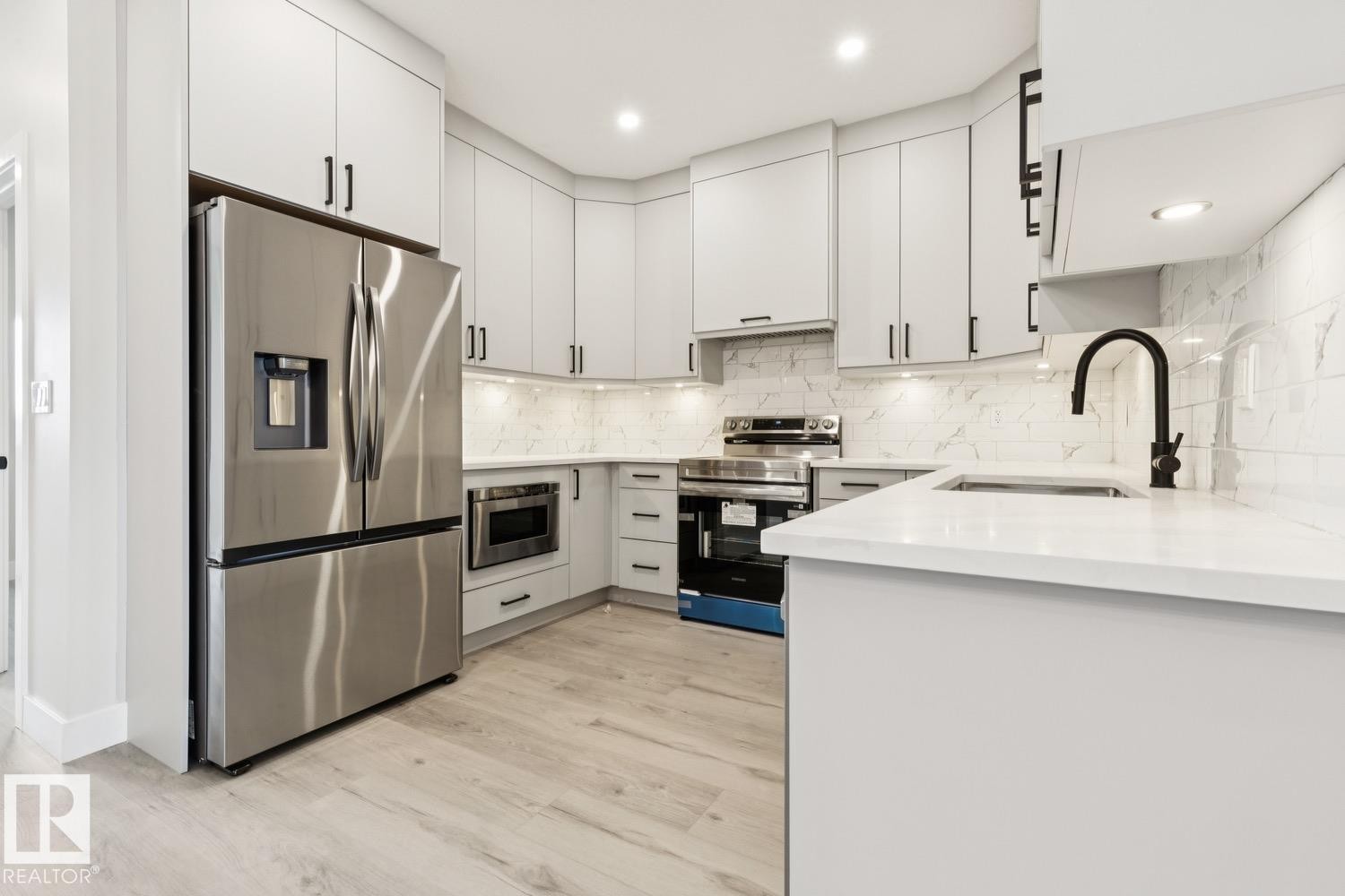 492 Robinson Boulevard, Leduc, AB - Indoor Photo Showing Kitchen With Stainless Steel Kitchen With Upgraded Kitchen