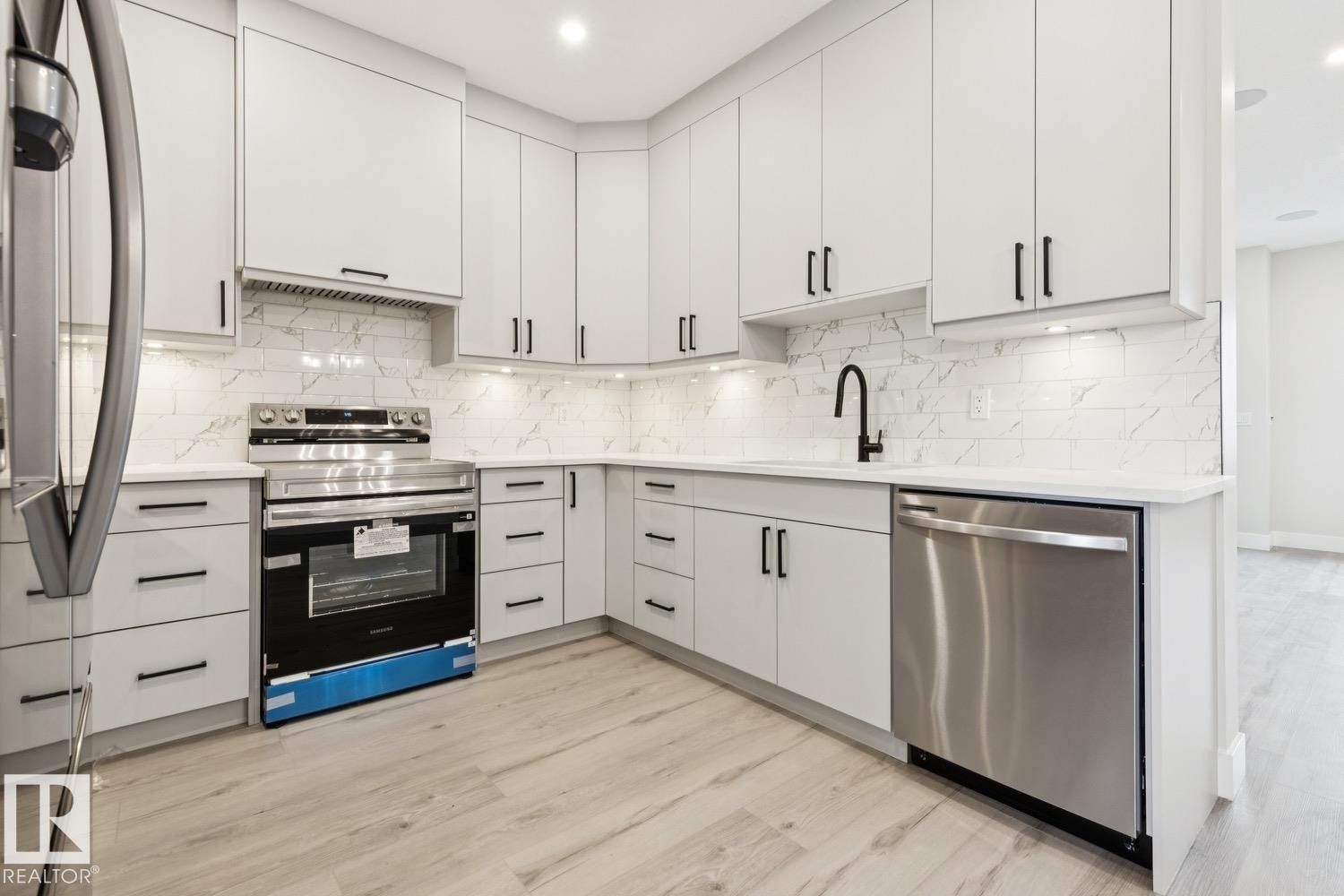 492 Robinson Boulevard, Leduc, AB - Indoor Photo Showing Kitchen With Upgraded Kitchen