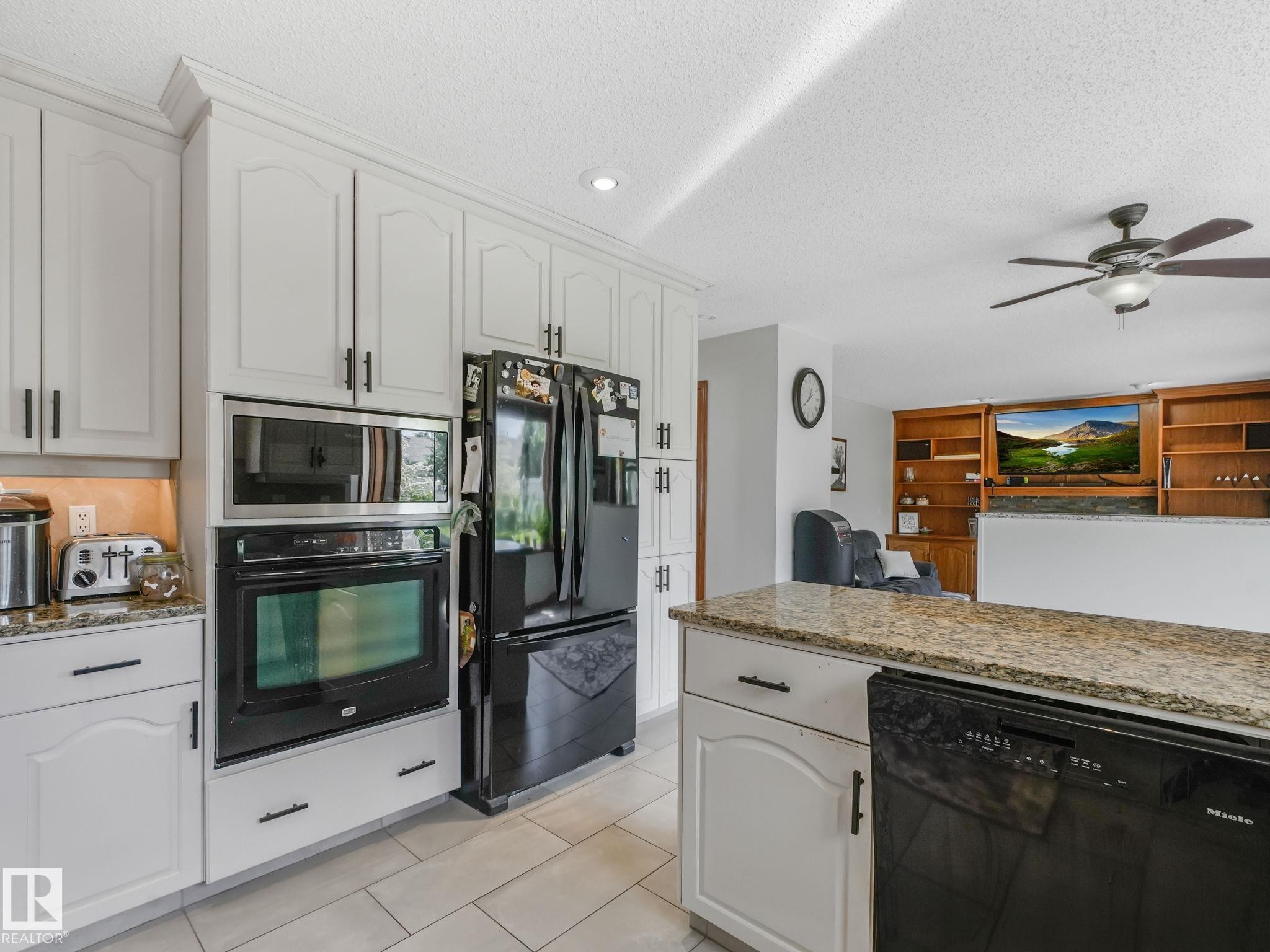2824 37 Street Nw, Edmonton, AB - Indoor Photo Showing Kitchen