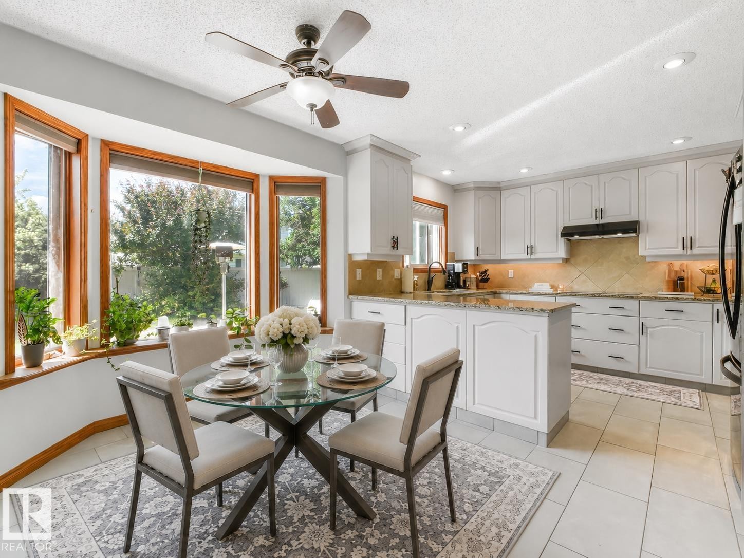 2824 37 Street Nw, Edmonton, AB - Indoor Photo Showing Dining Room