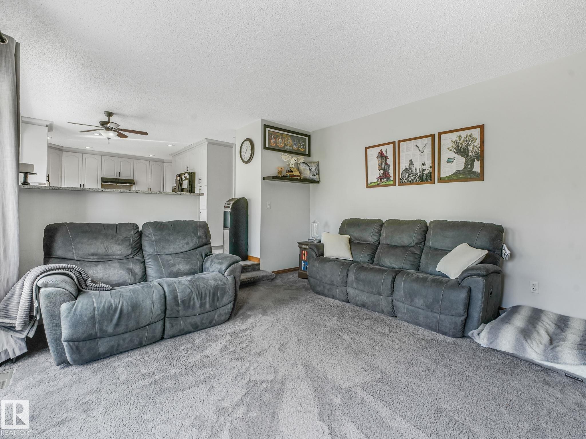 2824 37 Street Nw, Edmonton, AB - Indoor Photo Showing Living Room
