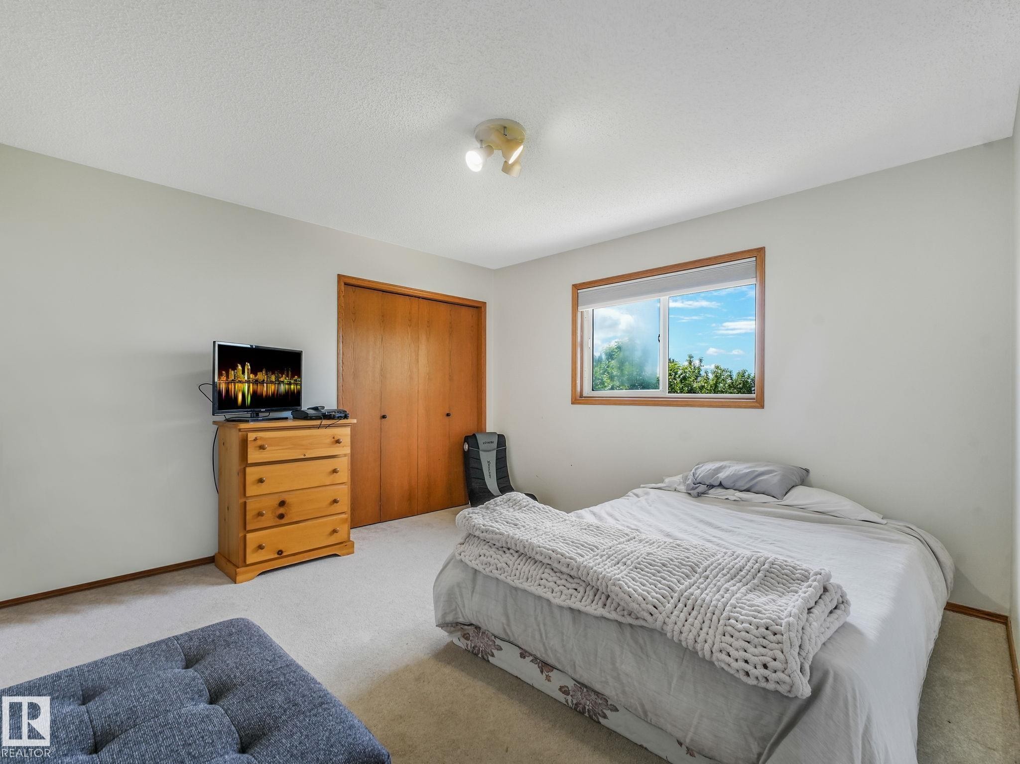 2824 37 Street Nw, Edmonton, AB - Indoor Photo Showing Bedroom