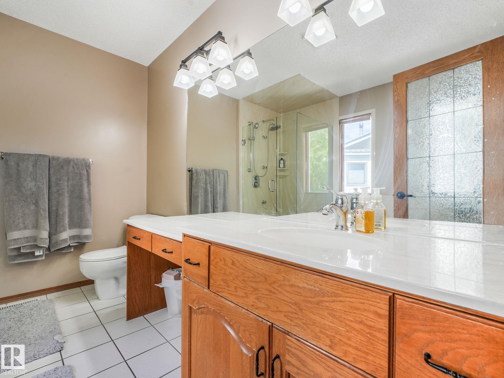 2824 37 Street Nw, Edmonton, AB - Indoor Photo Showing Bathroom