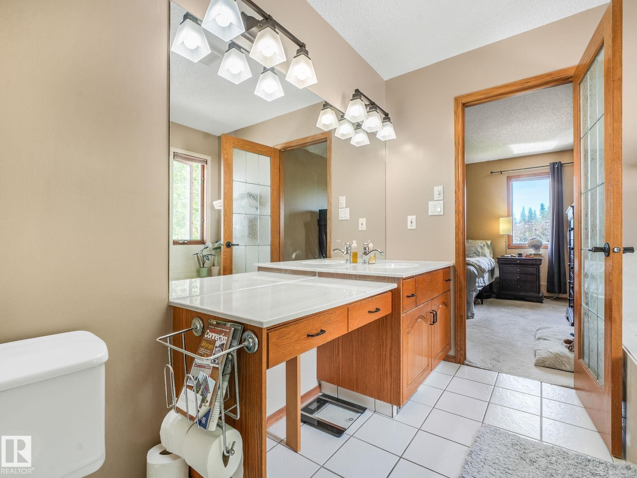 2824 37 Street Nw, Edmonton, AB - Indoor Photo Showing Bathroom