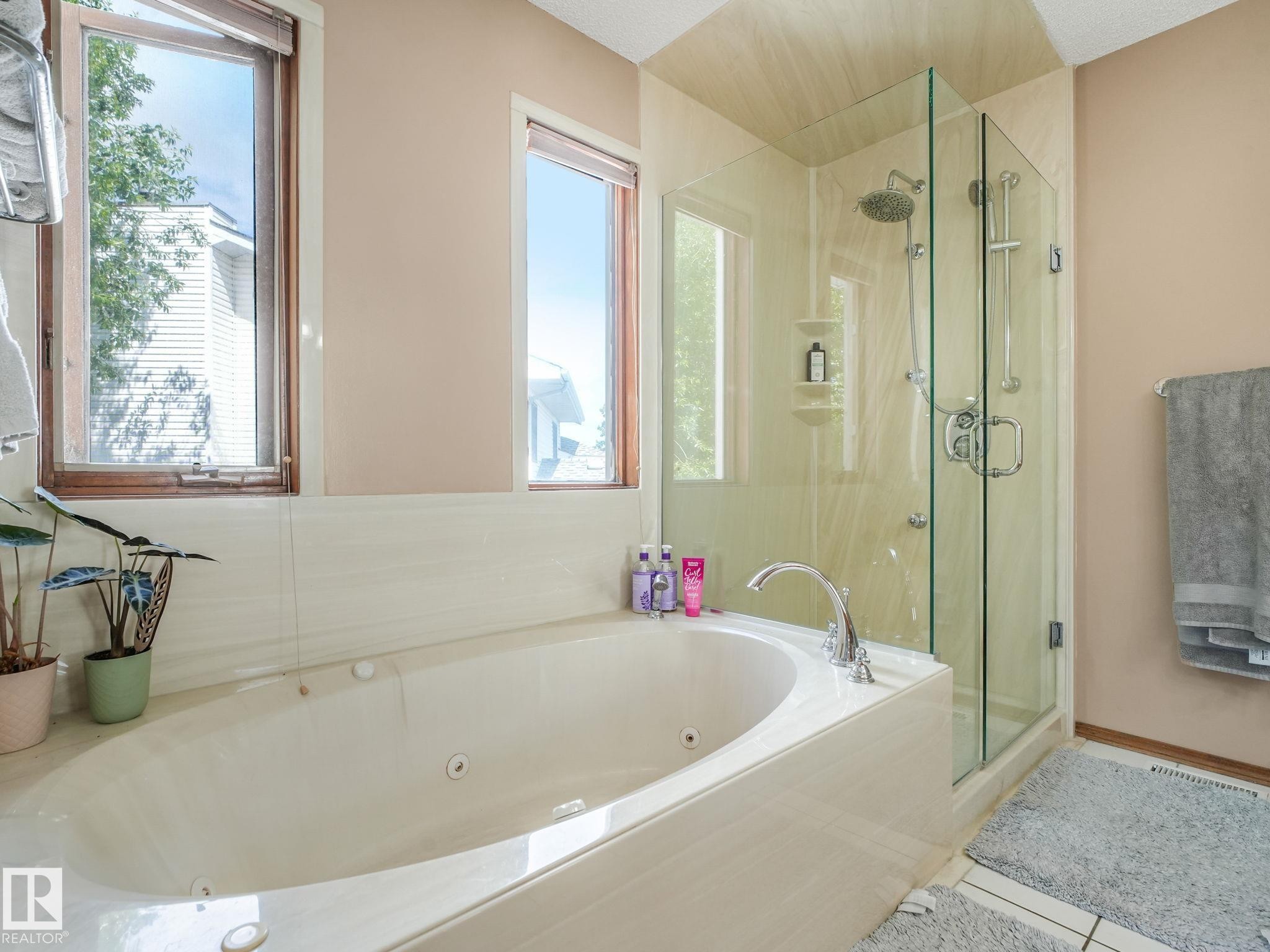 2824 37 Street Nw, Edmonton, AB - Indoor Photo Showing Bathroom