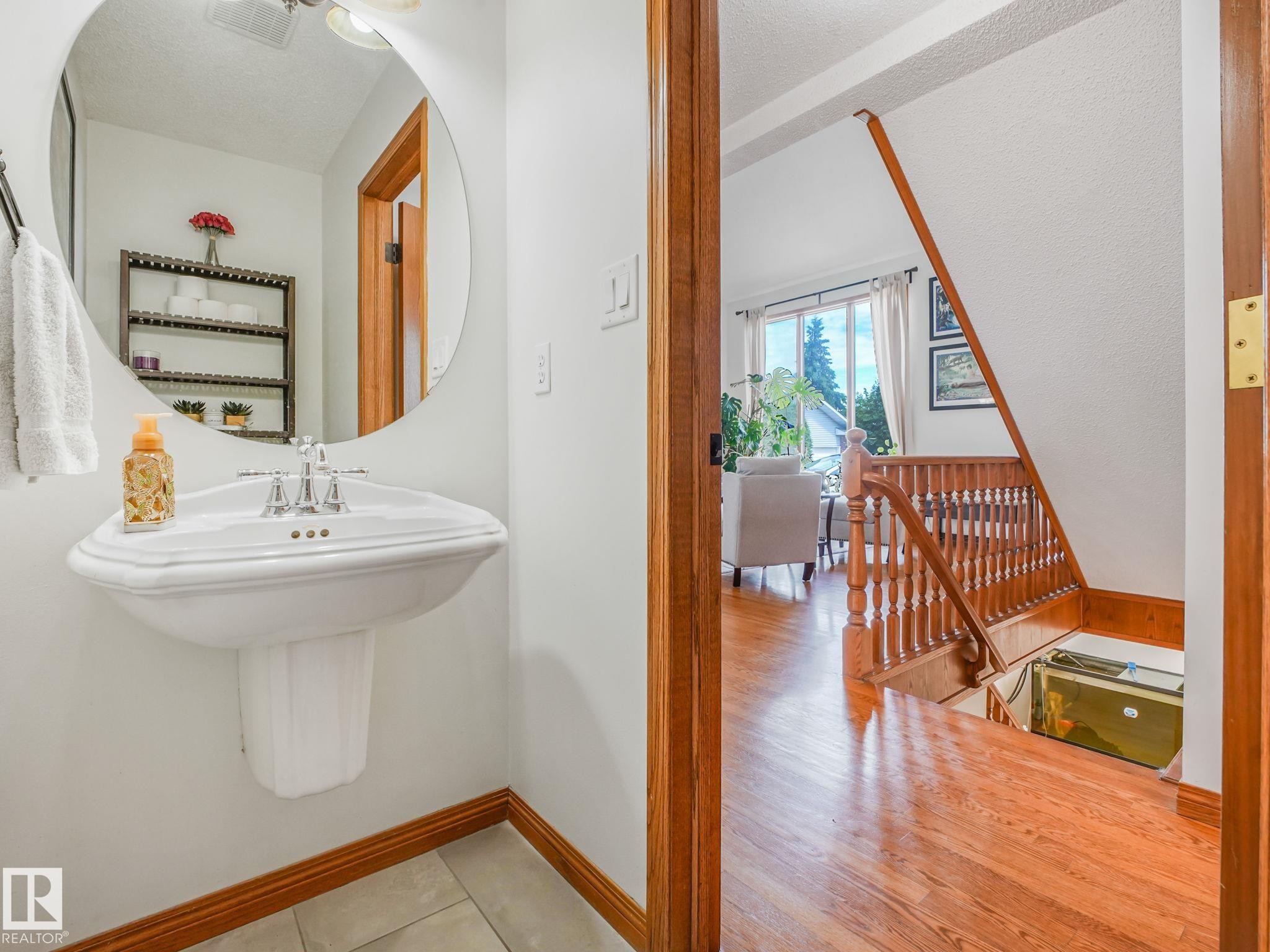 2824 37 Street Nw, Edmonton, AB - Indoor Photo Showing Bathroom