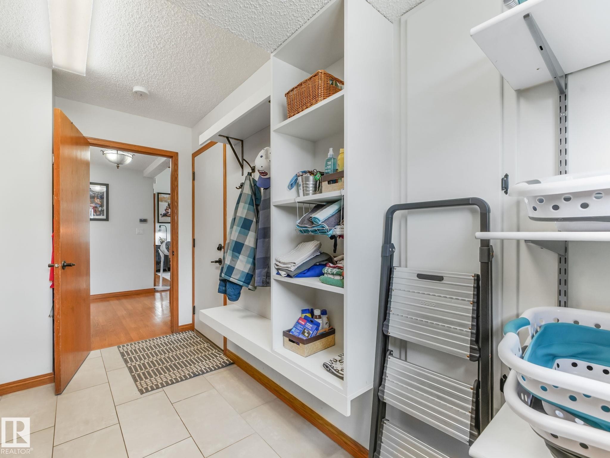 2824 37 Street Nw, Edmonton, AB - Indoor