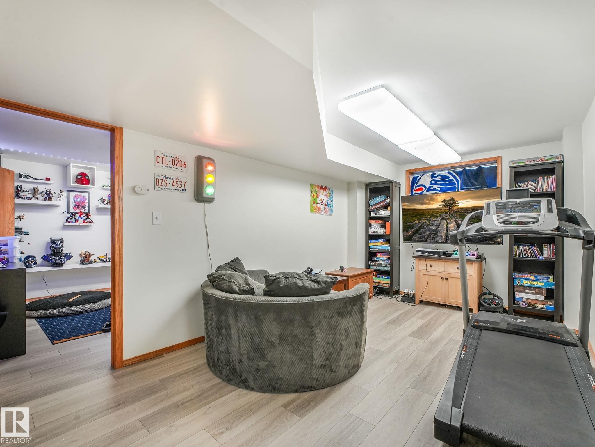 2824 37 Street Nw, Edmonton, AB - Indoor